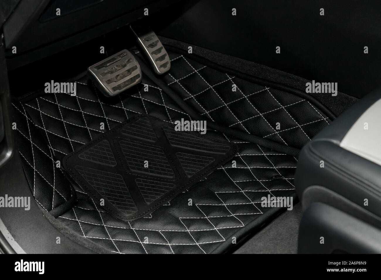 Reinigen schwarz Leder auto Fußmatten mit Diamond Nähte und ein