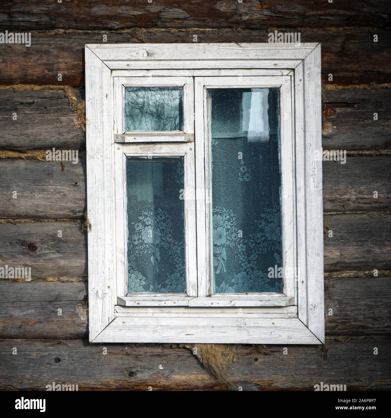 Alte Fenster in einem Landhaus. Die Textur der Protokolle. Rustikale  Hintergrund Stockfotografie - Alamy