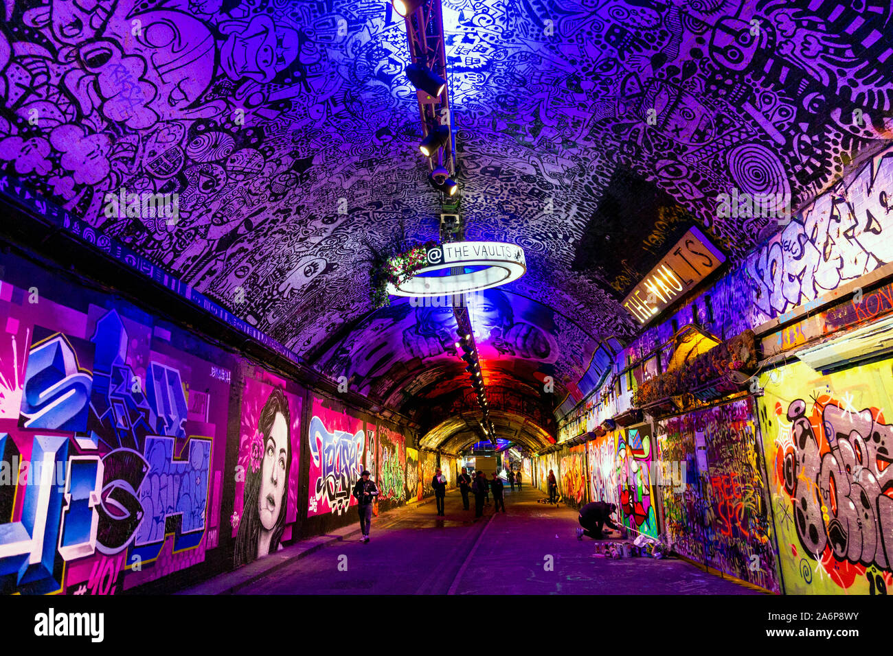 Farbenfrohe Kunstwerke und Wandmalereien im Inneren des Leake Street Graffiti Tunnel, London, UK Stockfoto