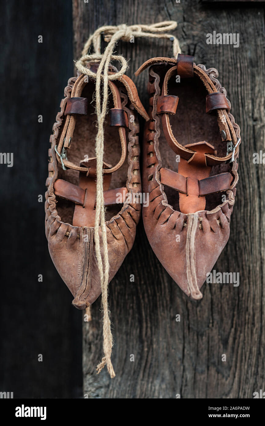 Traditionelle alte Schuhe original aus Bulgarien County, opinci oder  carvuli Schuhe neue Stockfotografie - Alamy