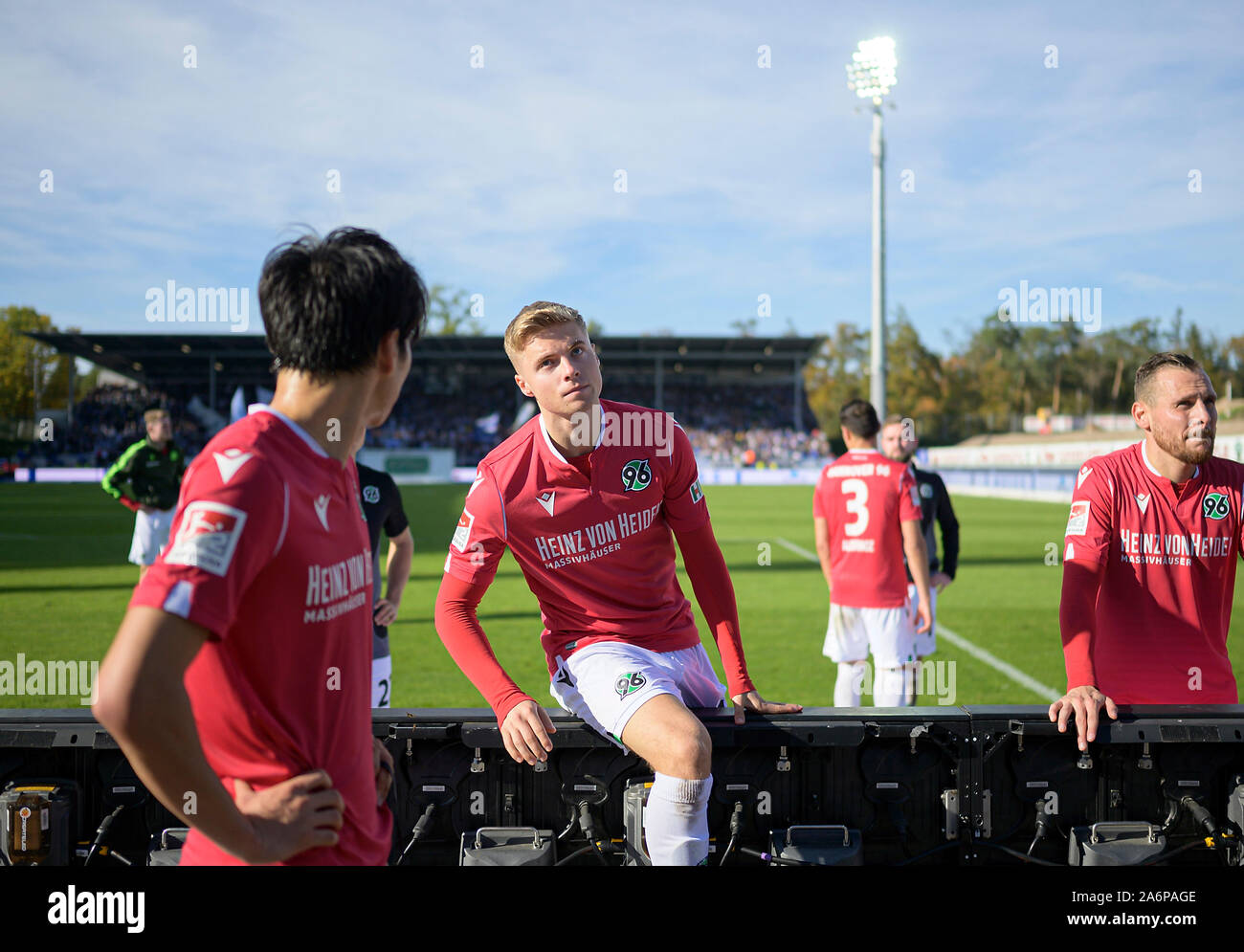 Emil HANSSON (H) klettert über eine Bande, Fußball 2. 1. Fussballbundesliga, 11. Spieltag, Karlsruher SC (KA) - Hannover 96 (H) 3:3, 26.10.2019 in Karlsruhe/Deutschland. € | Nutzung weltweit Stockfoto