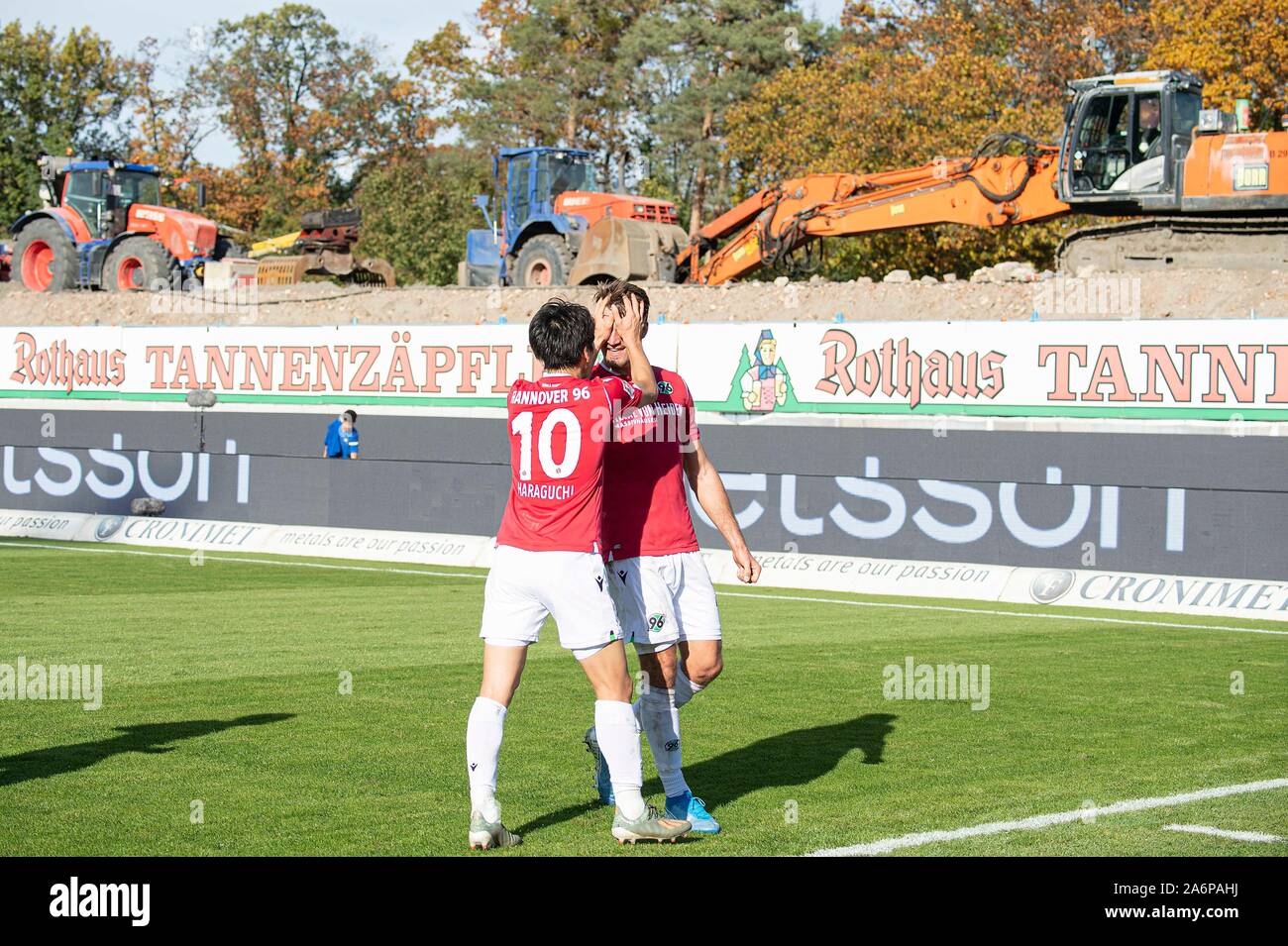 Jubel Hendrik WEYDANDT r. (H) mit Genki HARAGUCHI (H), dahinter Baustelle, Fußball 2. 1. Fussballbundesliga, 11. Spieltag, Karlsruher SC (KA) - Hannover 96 (H) 3:3, 26.10.2019 in Karlsruhe/Deutschland. € | Nutzung weltweit Stockfoto