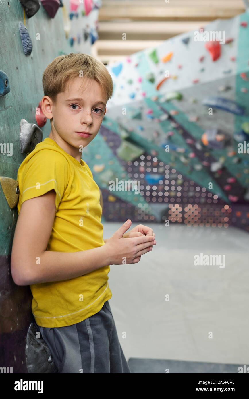 Cute Schüler in Activewear lehnte sich gegen Kletterwand oder Ausrüstung Stockfoto