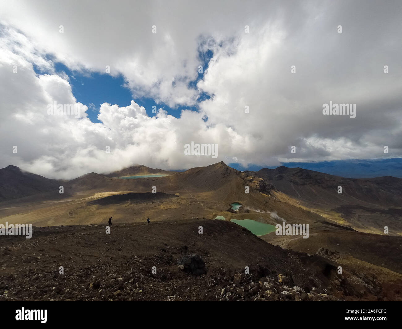 Querformat von bunten Emerald Lakes und der vulkanischen Landschaft mit Wanderern zu Fuß durch, Tongariro National Park, Neuseeland Stockfoto