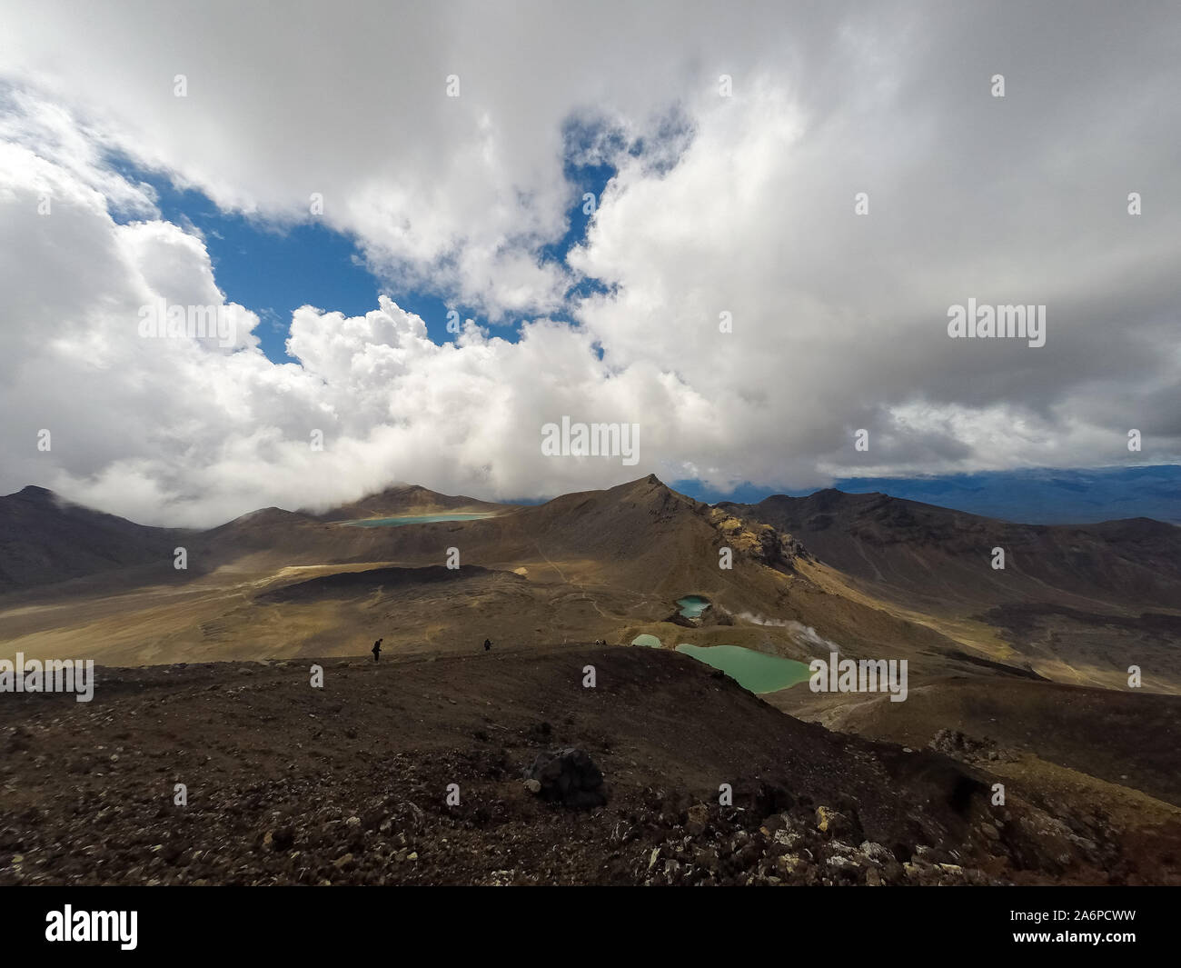 Querformat von bunten Emerald Lakes und der vulkanischen Landschaft mit Wanderern zu Fuß durch, Tongariro National Park, Neuseeland Stockfoto