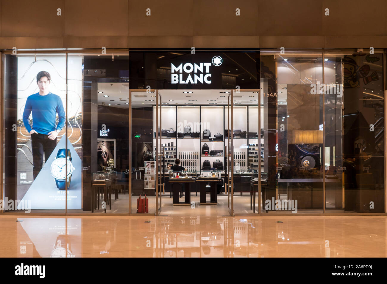 Luxus Stifte und andere Produkte aus Leder auf besondere Verkauf in MONT BLANC Boutique in der chinesischen Shopping Mall: China, 17. Juni 2019 Stockfoto