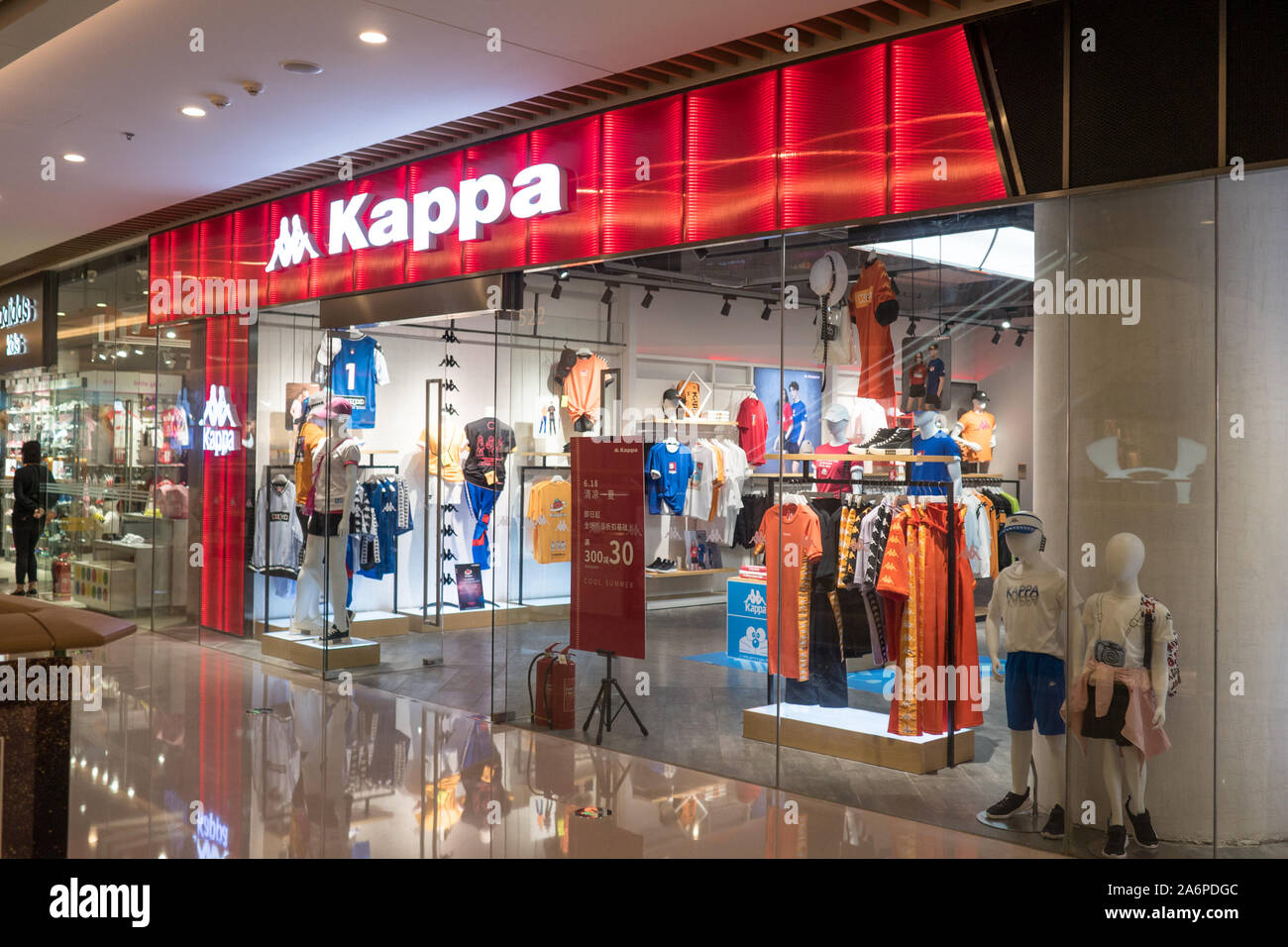 Kappa in China: Shop Fassade während eines speziellen Verkauf, dieses  berühmten italienischen Marke macht populäre Sport Kleidung, China vom 17.  Juni 2019 Stockfotografie - Alamy