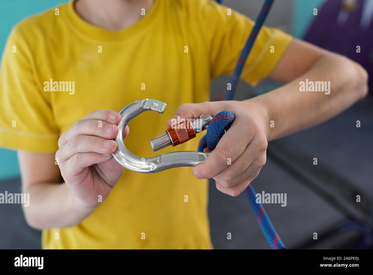 Aktive Schüler Karabiner Verschluss mit dicken blauen Seil vor dem Training Stockfoto