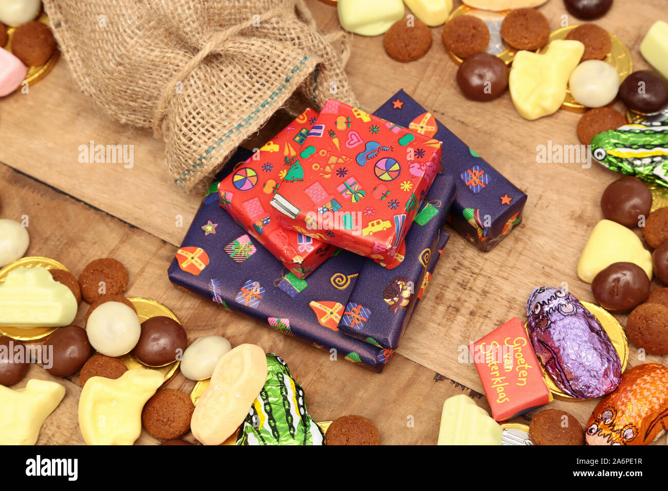 Traditionelle Süßigkeiten und Geschenke für die Feier des Heiligen Nikolaus (Sinterklaas) ein niederländischer Urlaub Stockfoto