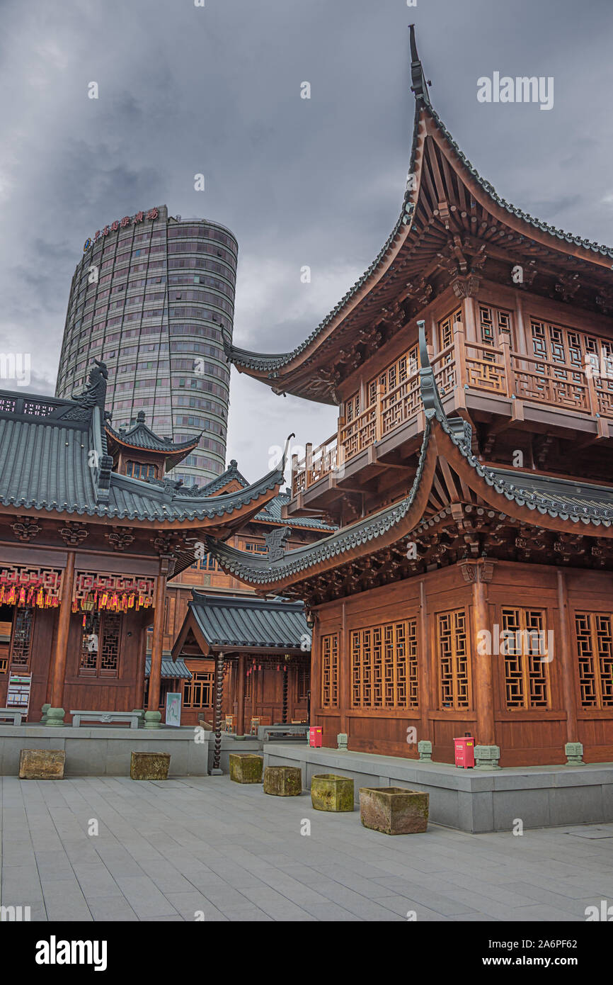 Editorial: Shanghai, China, April 16, 2019 - Der klassische Jade Buddha Tempel mit modernen Wolkenkratzer in Shanghai Stockfoto