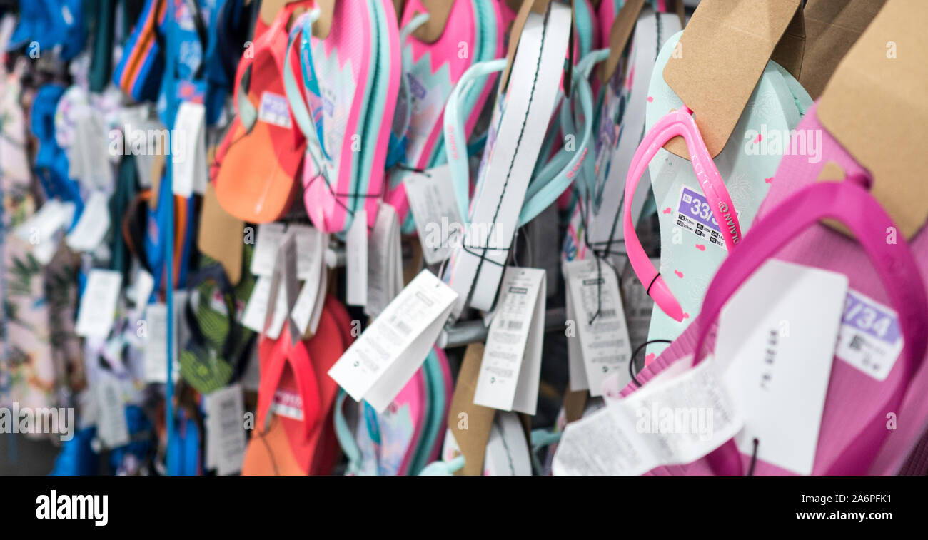 Nahaufnahmen von Frauen filp Flop In Decathlon, Sportgeräte und Kleidung Shop in Dalian, China 11/6/19. Stockfoto