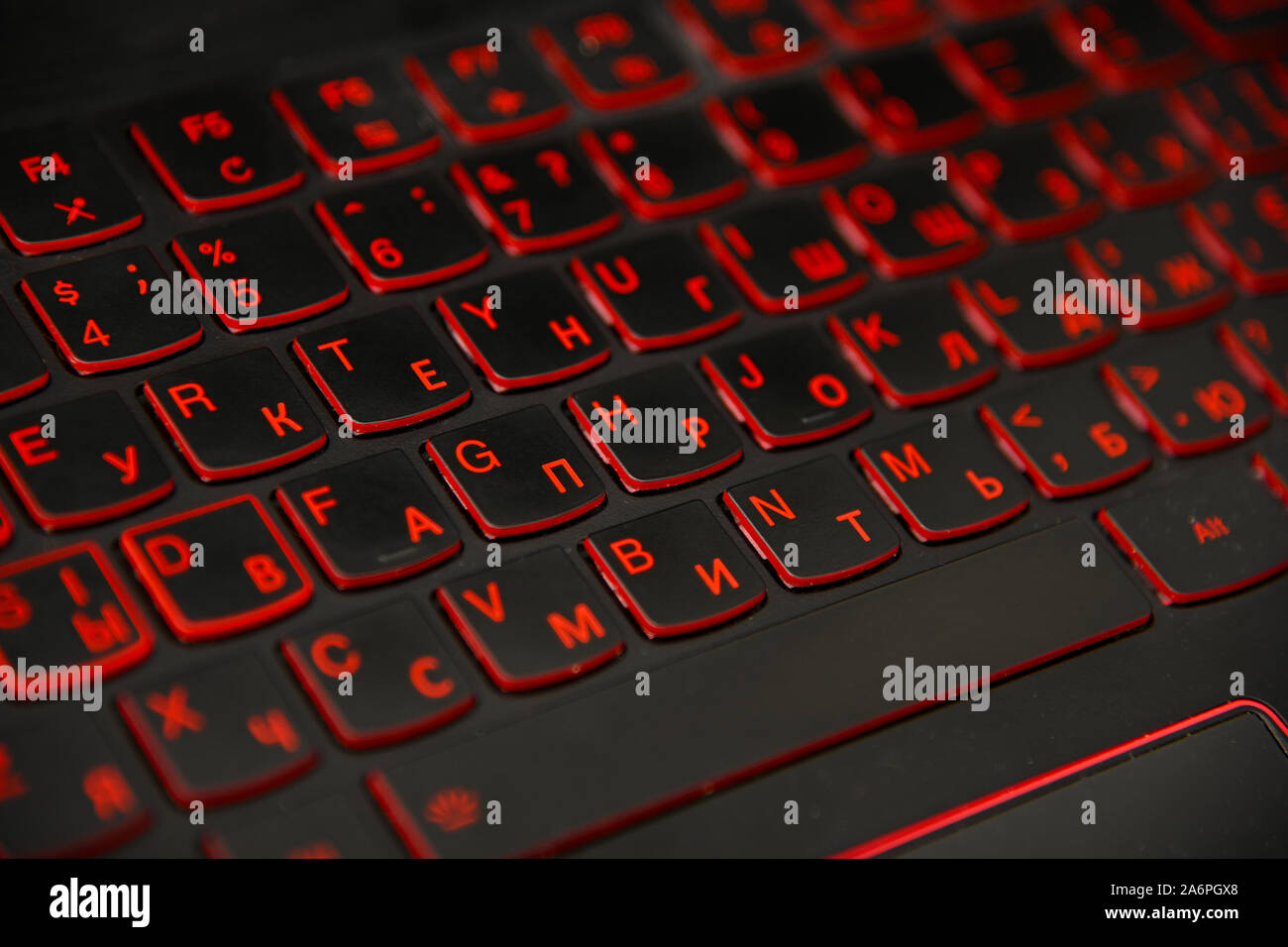 Schließen Sie die rote led Hintergrundbeleuchtete Computer Laptop Tastatur  Tastatur mit dual Alphabet, Englisch und Kyrillisch, hohe  Betrachtungswinkel Stockfotografie - Alamy