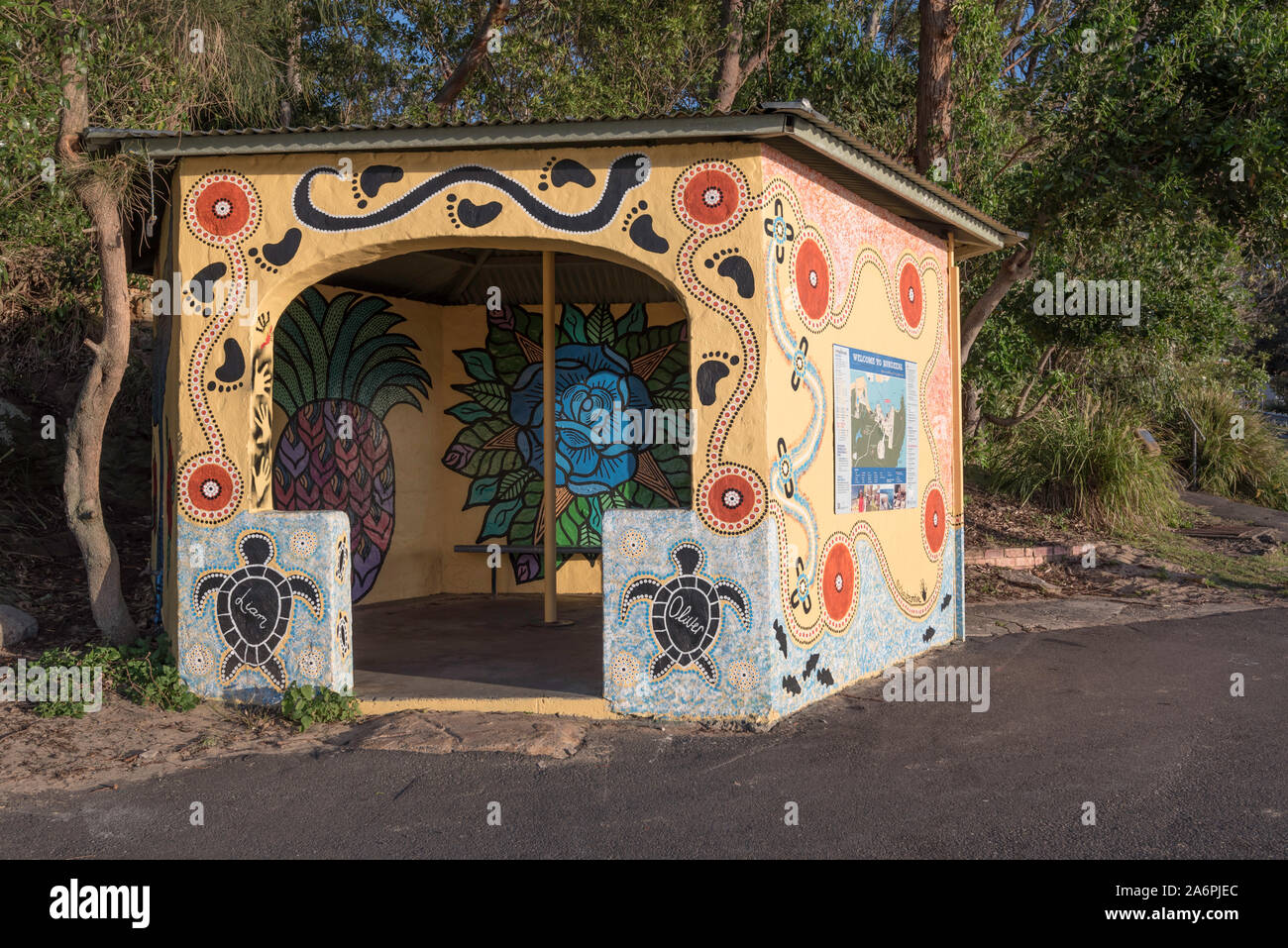 Ein von Bus- und Fährpassagieren genutzter Unterschlupf an der Bundeena Wharf ist mit einheimischen Motiven und Symbolen der Ureinwohner bemalt Stockfoto