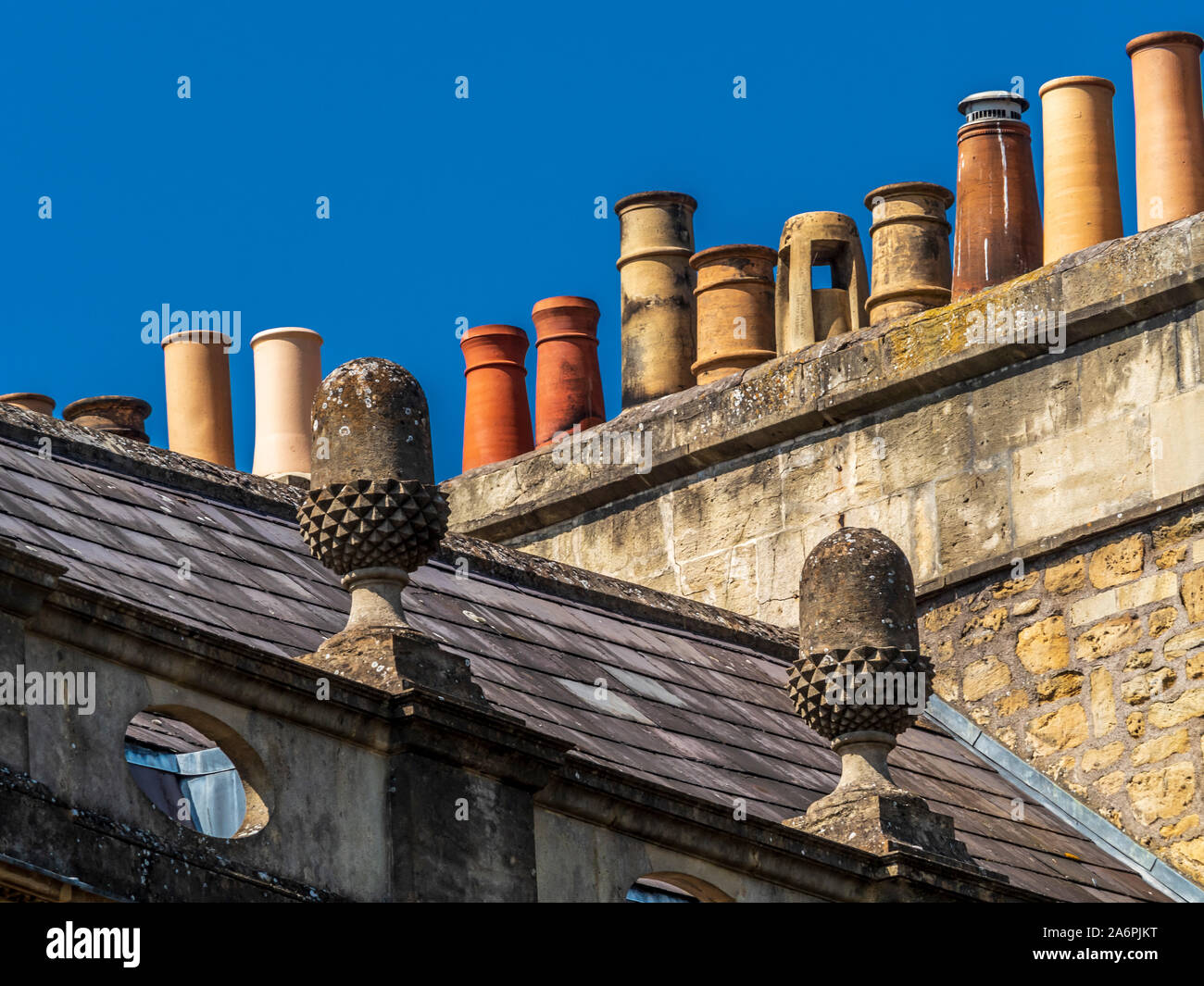 Schornstein Töpfen auf Häuser, der Zirkus, Badewanne, Somerset, Großbritannien Stockfoto