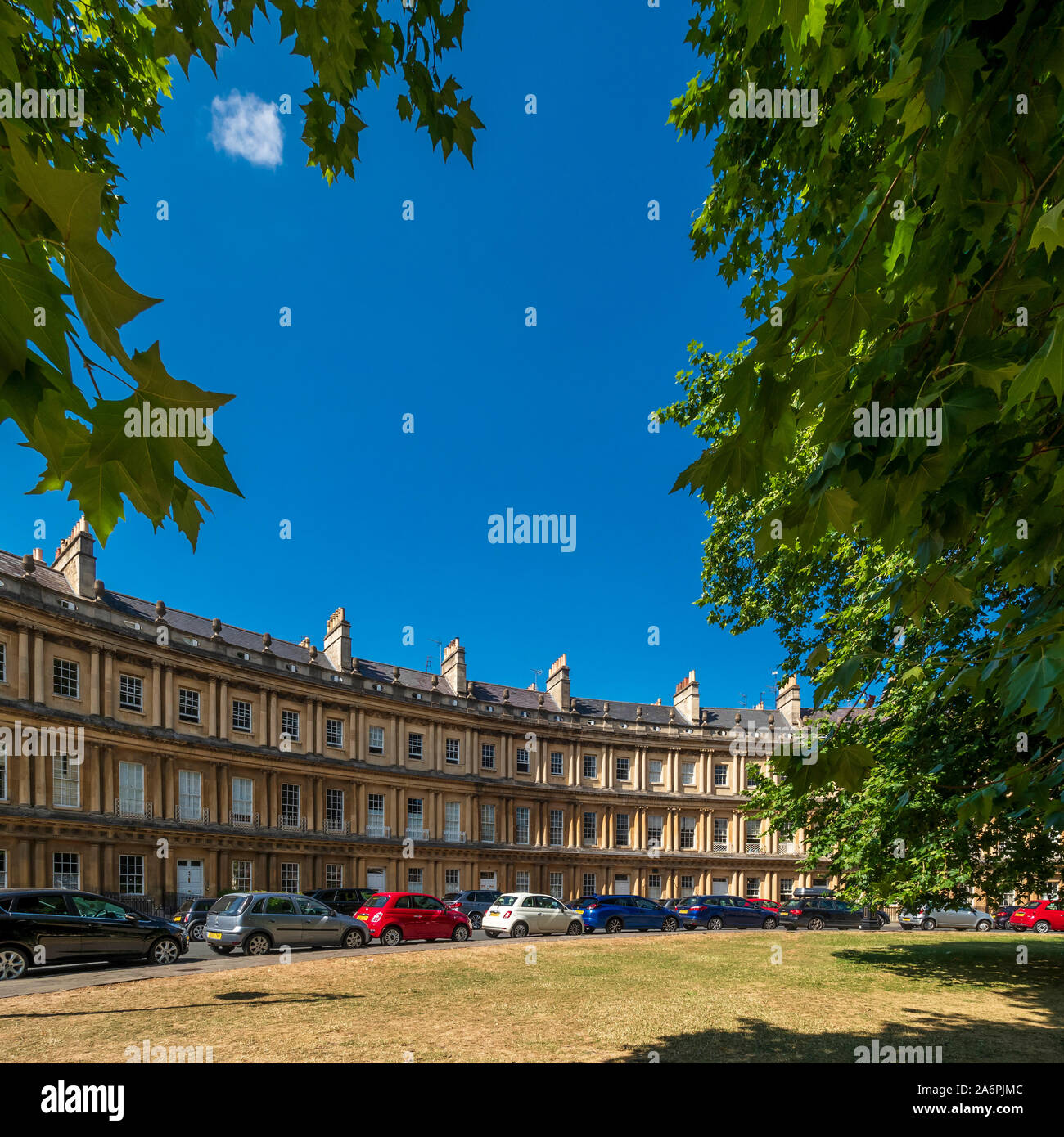 Der Circus ist eine historische Straße mit großen Stadthäusern in der Stadt Bath, die einen Kreis mit drei Eingängen bildet. Entworfen vom Architekten John Wood. Stockfoto