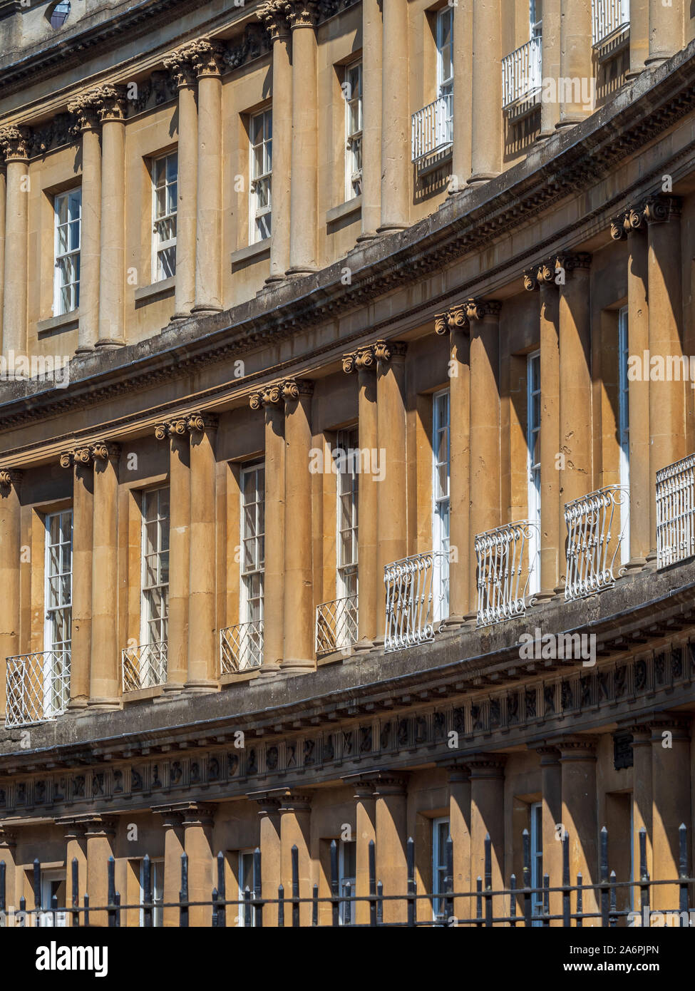 Der Circus ist eine historische Straße mit großen Stadthäusern in der Stadt Bath, die einen Kreis mit drei Eingängen bildet. Entworfen vom Architekten John Wood. Stockfoto