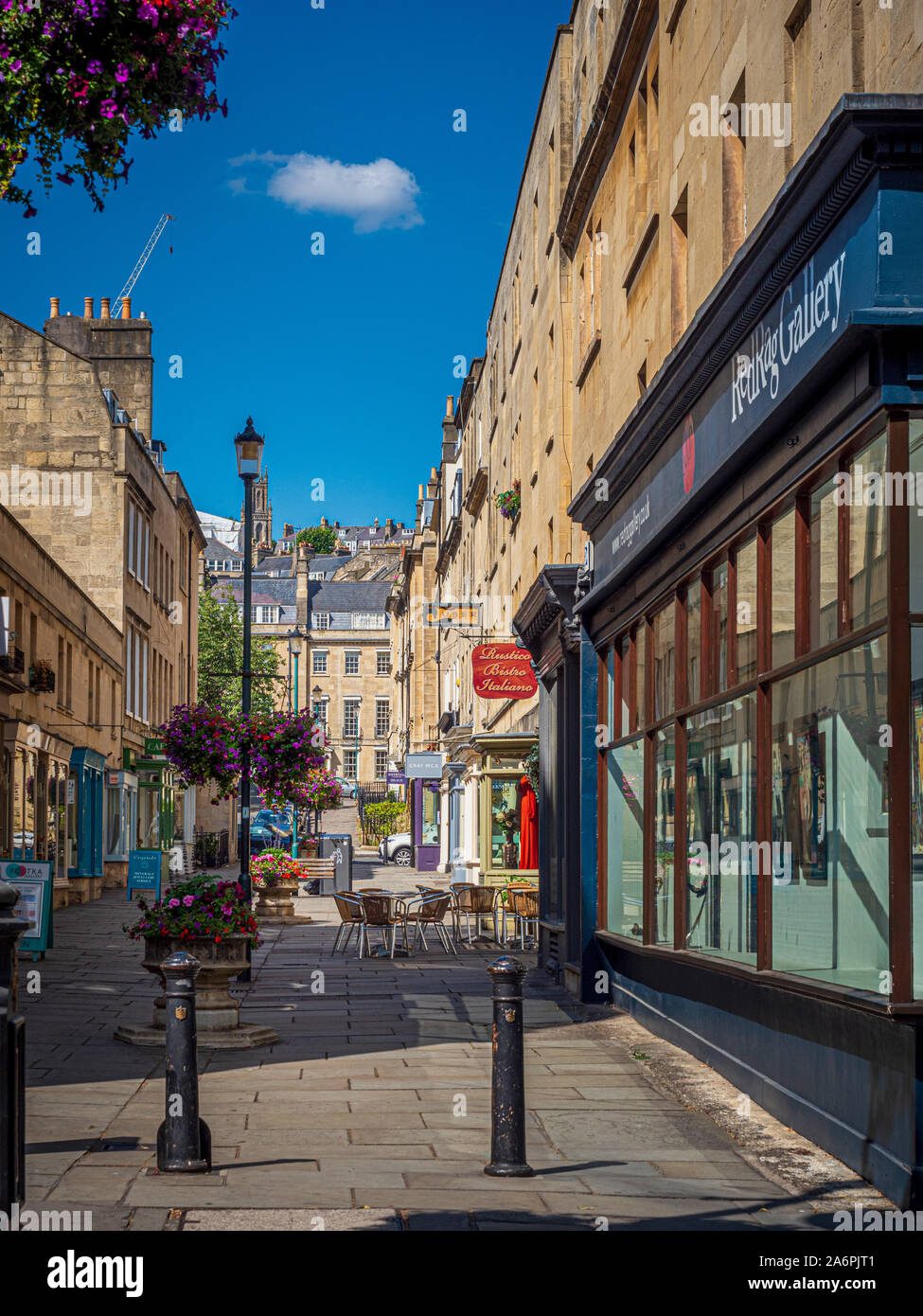 Typische Stadtzentrum retail Straße im Zentrum von Bath, Somerset, UK. Stockfoto