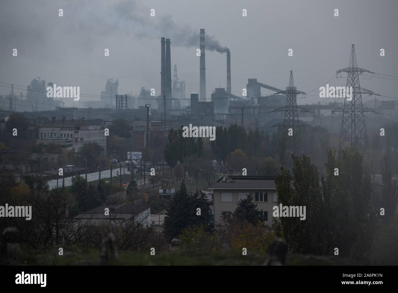 Mariupol, Ukraine. 25 Okt, 2019. Ansicht des Asowschen Stal Stahlwerk in Mariupol. Die zwei großen metallurgischen Anlagen in Mariupol basieren die Azovstal Eisen- und Stahlwerke und die iljitsch Eisen- und Stahlwerke Teil Метинвест Gruppe. Nach Angaben der ukrainischen Ökologie Bericht des Ministeriums im Jahr 2016 Iljitsch Anlage mehr als 1,7 Millionen Tonnen gefährlicher Emissionen in die Atmosphäre erzeugt und Asowschen Stal produziert 78.600 Tonnen atmosphärischer Schadstoffe und schüttete 1,4 Millionen Kubikmeter Abfall in das Asowsche Meer. Im Jahr 2018 des Ukrainischen Gesundheitsministeriums warnte die öffentlichkeit Schwimmen an einem der Strände zu vermeiden. Stockfoto