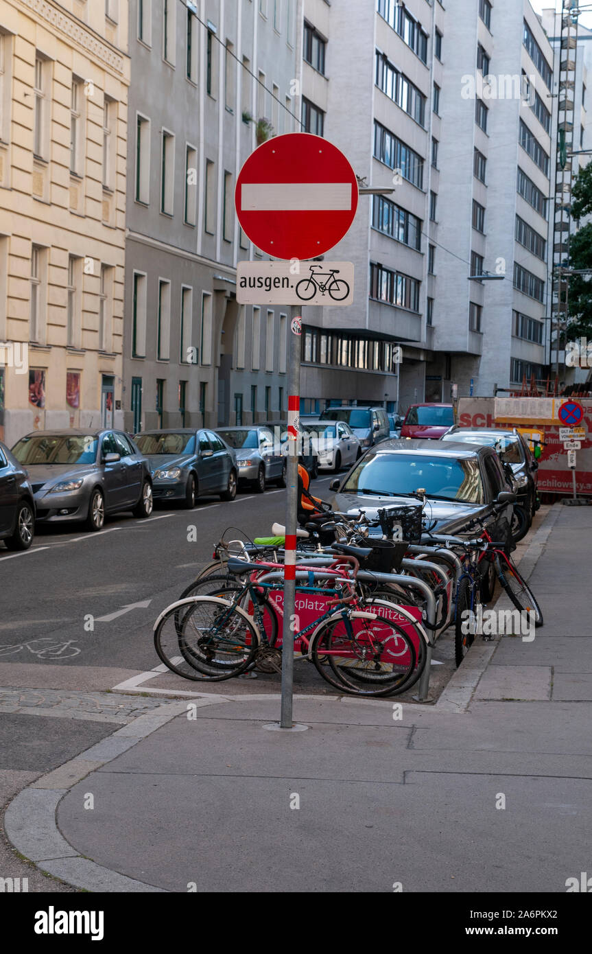 Falsche Richtung Falsche Methode 6 Buchstaben In die falsche richtung -Fotos und -Bildmaterial in hoher Auflösung – Alamy