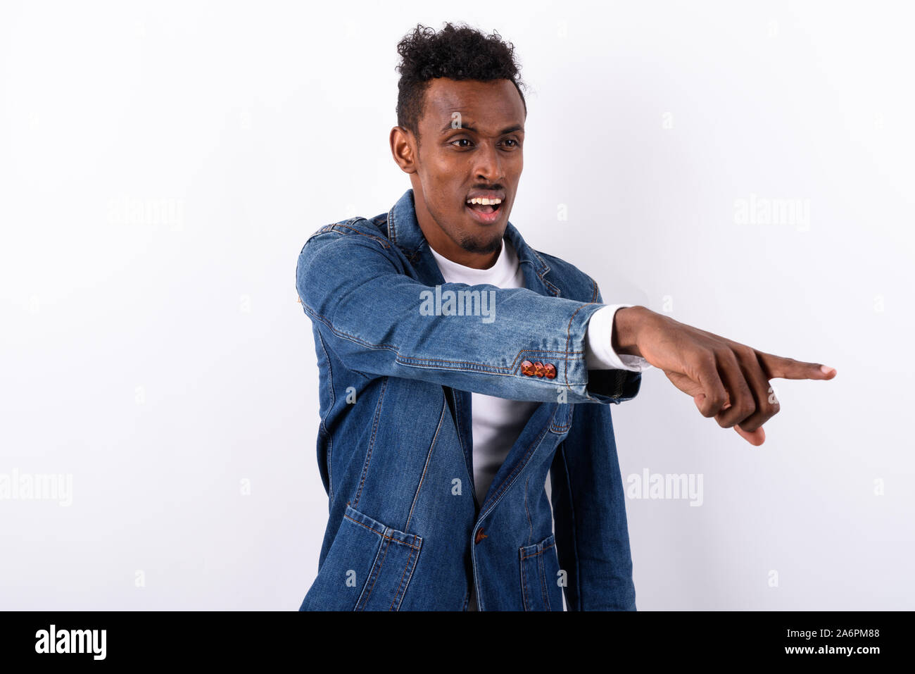 Junge Bartgeier afrikanischen Mann denim Jacke gegen weiße Bac Stockfoto