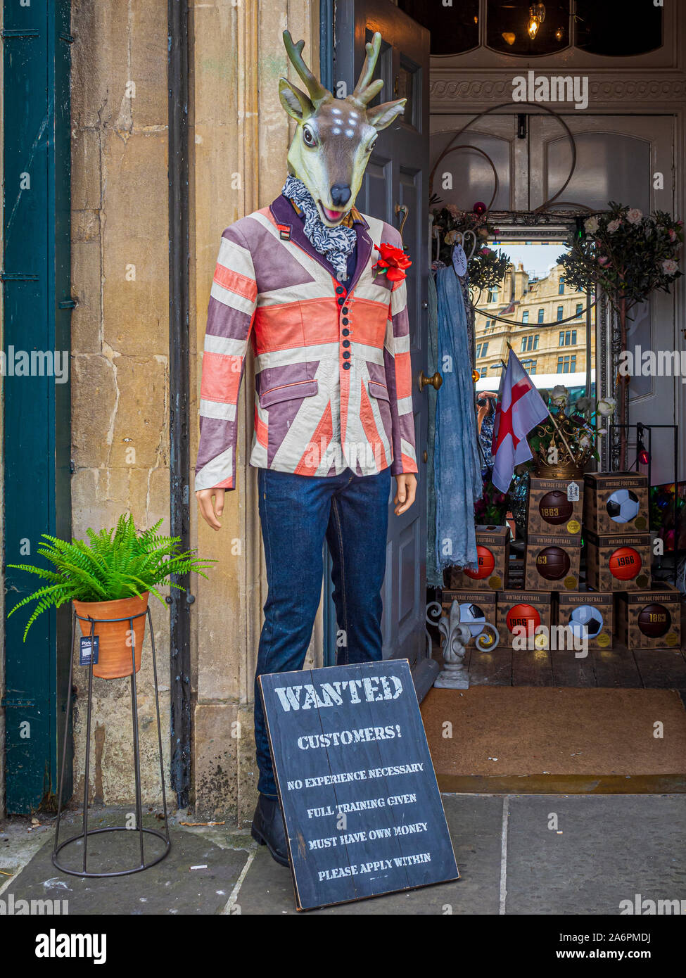 Schaufensterpuppe mit Hirschkopf und Union Jack Jacke außerhalb Vintage Shop in Bath, Somerset, UK. Stockfoto