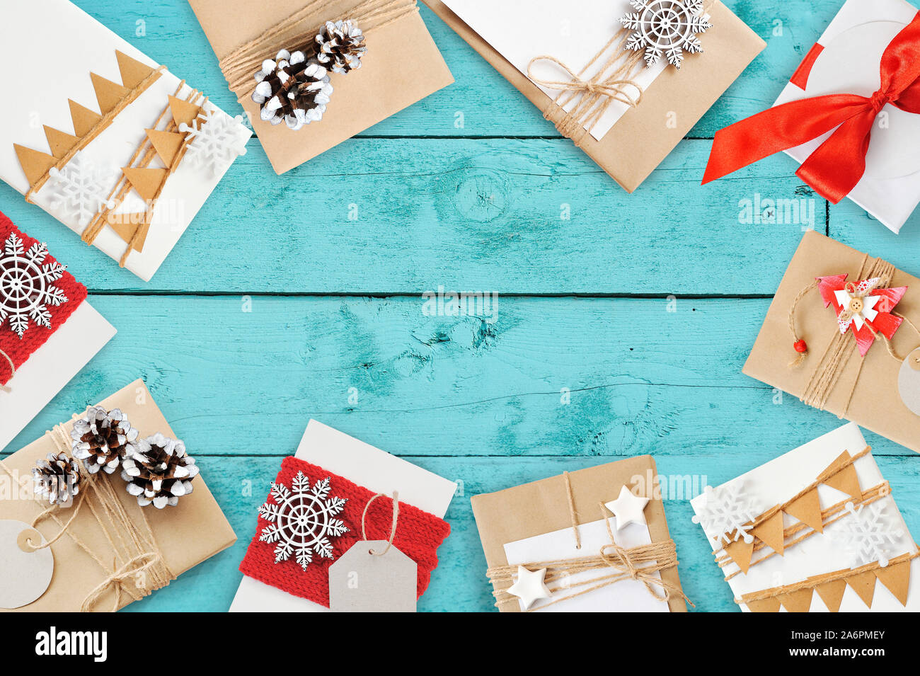 Flach der Objekte für Weihnachten und Neujahr Konzept. Mix Geschenkboxen und Kegel Dekorationen. Weihnachten auf der turquosewooden Hintergrund mit Platz Stockfoto