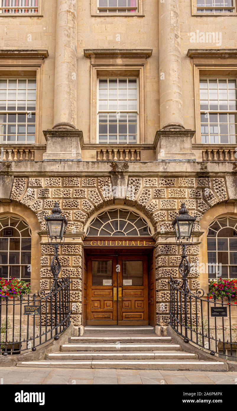 Außenfassade der Guildhall, ein denkmalgeschütztes Gebäude mit 1 façade, Standort des Bath Registry Office, Somerset, England. Stockfoto