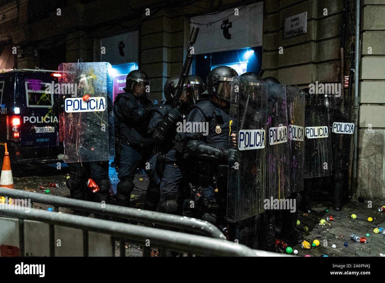 Barcelona, Spanien. 26 Okt, 2019. Polizisten stehen in Zeile wieder Demonstranten in der Nähe des Hauptsitz des spanischen Nationalen Polizei in Barcelona, Spanien, am Okt. 26, 2019. Credit: Joan Gosa/Xinhua/Alamy leben Nachrichten Stockfoto