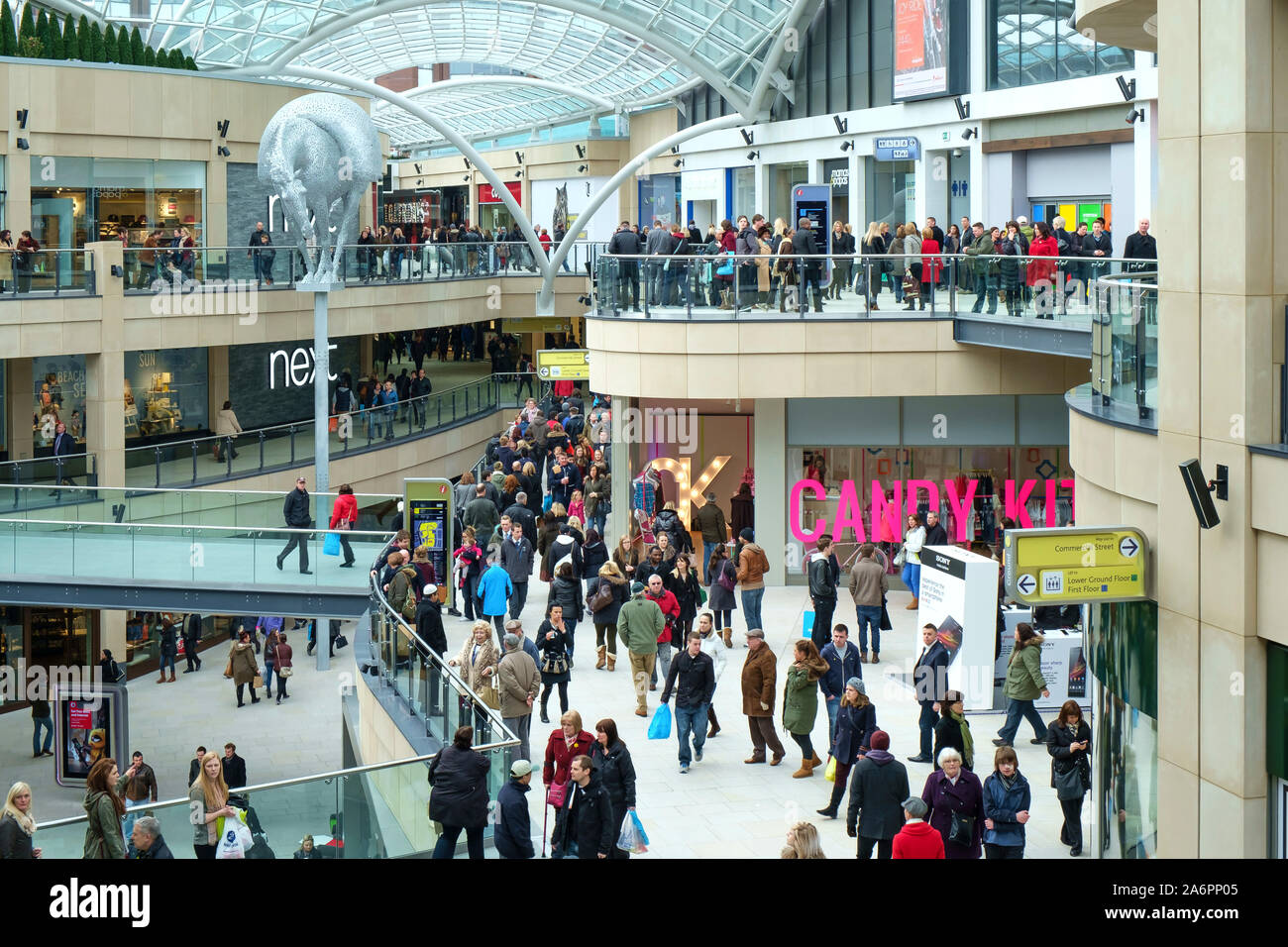 Käufer in der Trinity Shopping Center, Leeds, Großbritannien, am ersten Tag Stockfoto