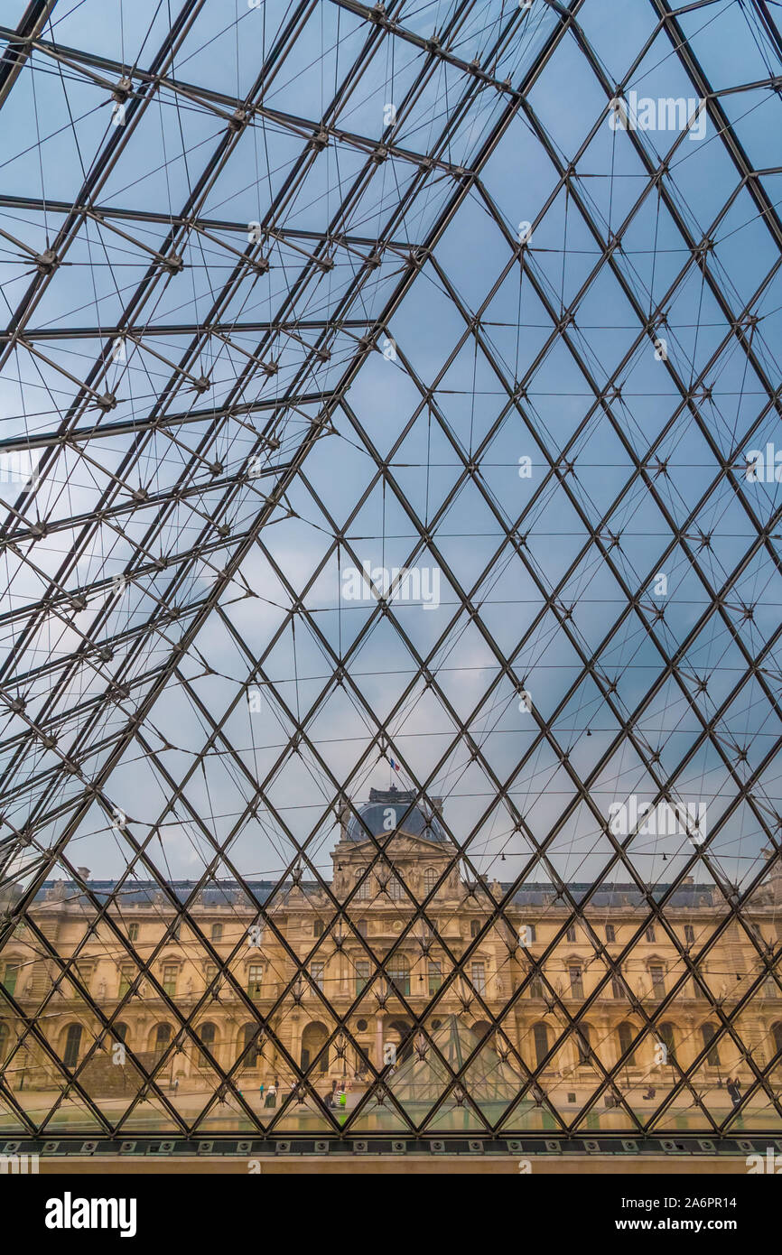 Schönes Portrait der Richelieu Flügel durch den quadratischen Glasscheiben der Louvre-pyramide in Paris von der U-Lobby. Stockfoto