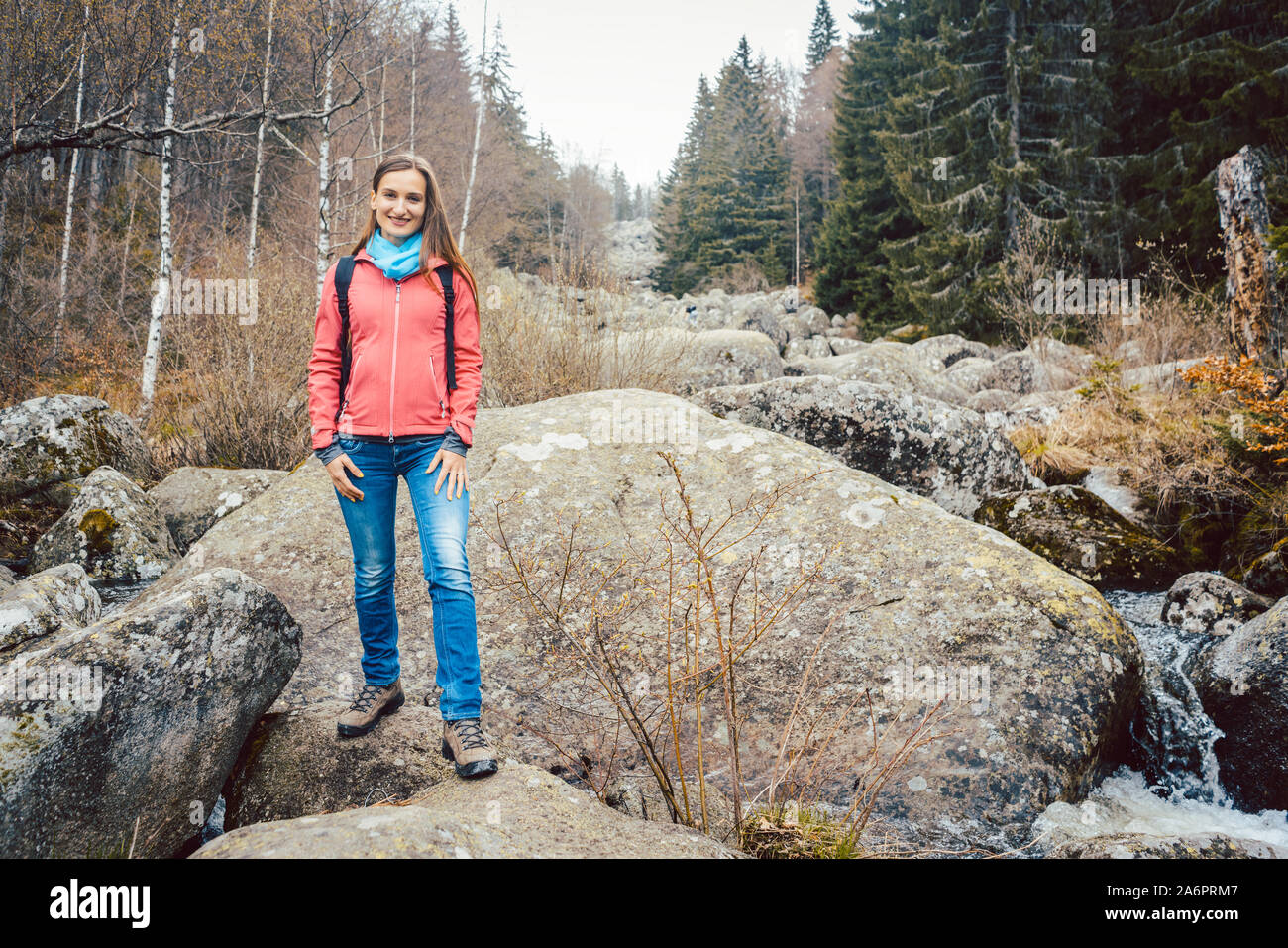 Frau wandern die steinerne Fluss in der Nähe der goldenen Brücken in Vitosha, Bulgariens Stockfoto