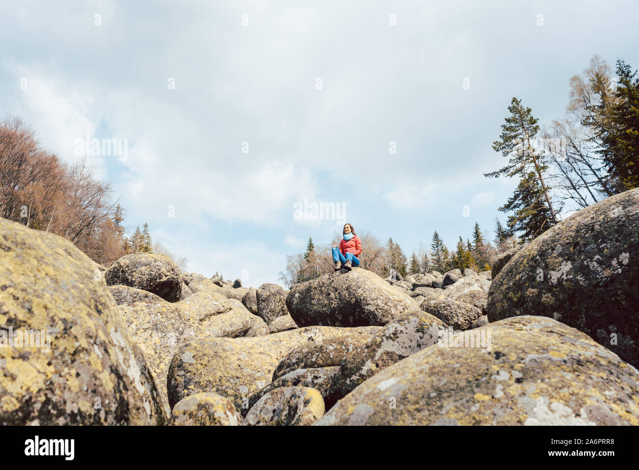 Frau wandern ein Stein Fluss Stockfoto