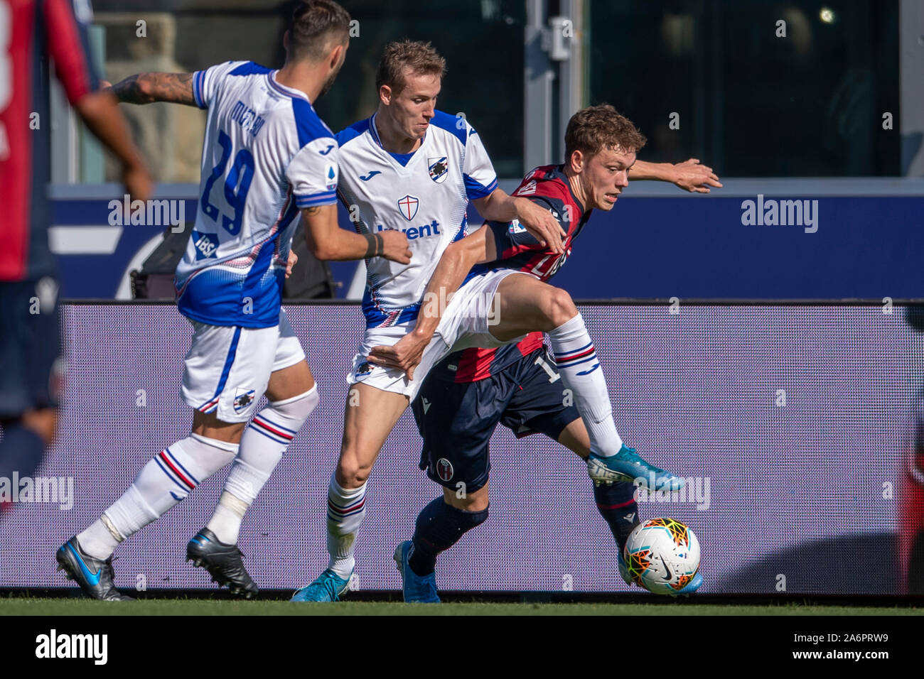 Andreas Skov Olsen (Bologna) Jakub Jankto (sampdoria) Nicola Murru (sampdoria) während Erie der Italienischen eine "Übereinstimmung zwischen Bologna 2-1 Sampdoria an Renato Dall Ara Stadium am Oktober 27, 2019 in Bologna, Italien. Credit: Maurizio Borsari/LBA/Alamy leben Nachrichten Stockfoto