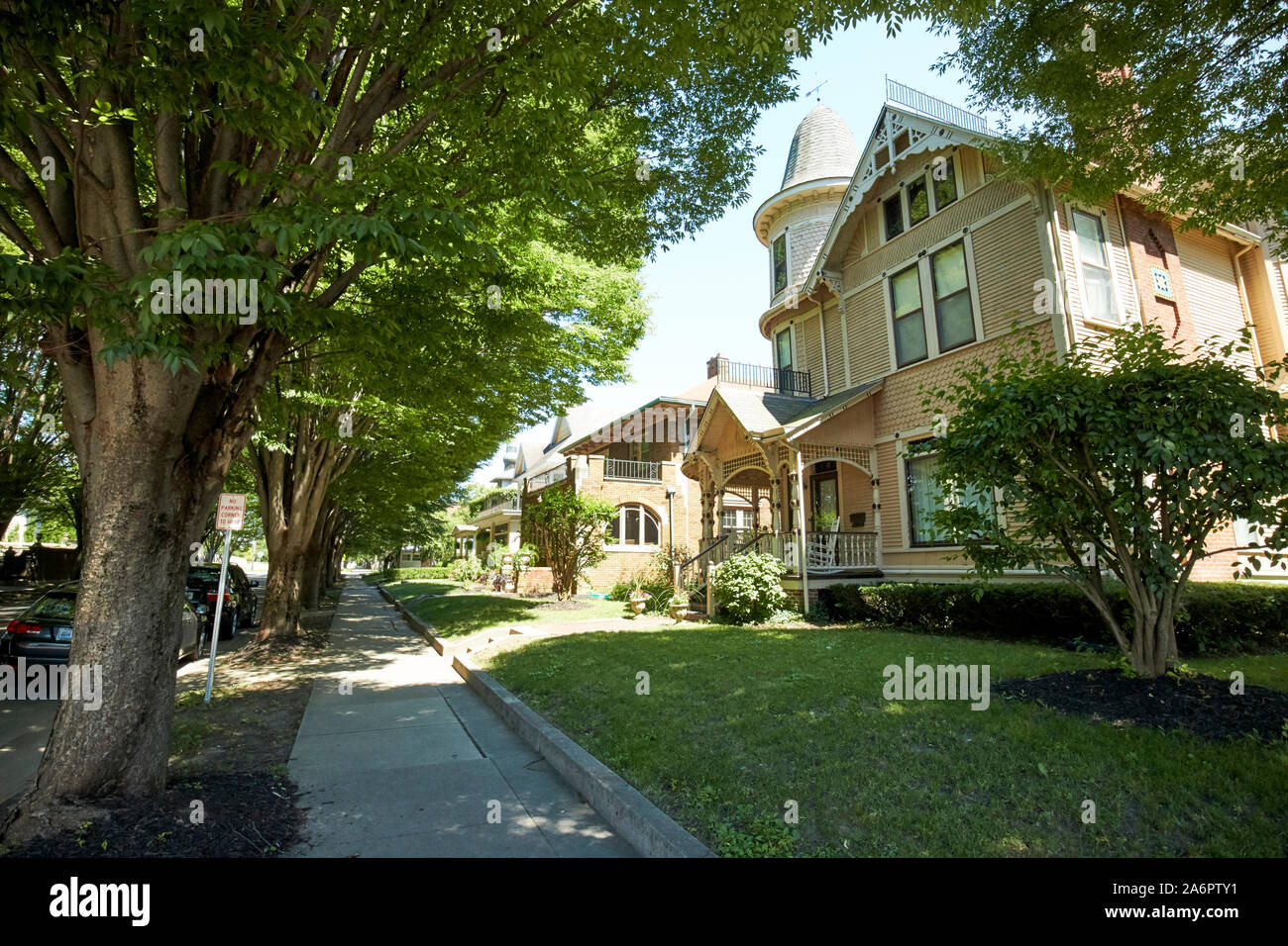Die prall Haus und von Bäumen gesäumten 5. Straße mit alten architektonischen Häuser Columbus Indiana USA Stockfoto