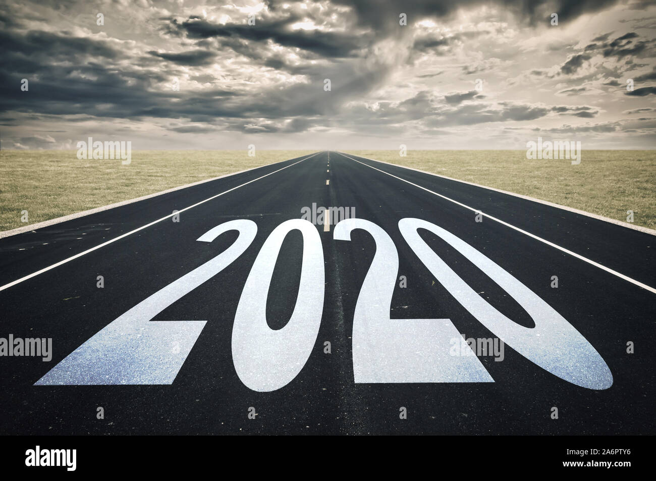 2020 Straße Perspektive, dunkle Wolken, Krise Konzept Stockfoto