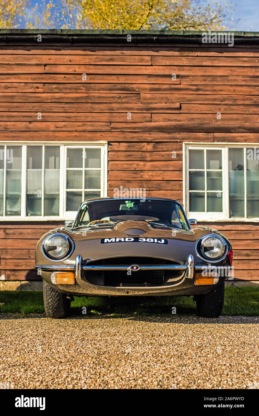 Jaguar E-Type vor Gebäude aus Holz Stockfoto
