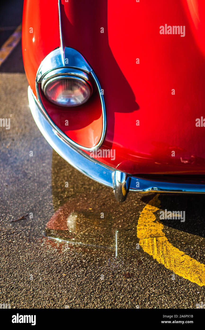 Jaguar E-Type, Standlicht vorne auf dem Boden widerspiegeln Stockfoto
