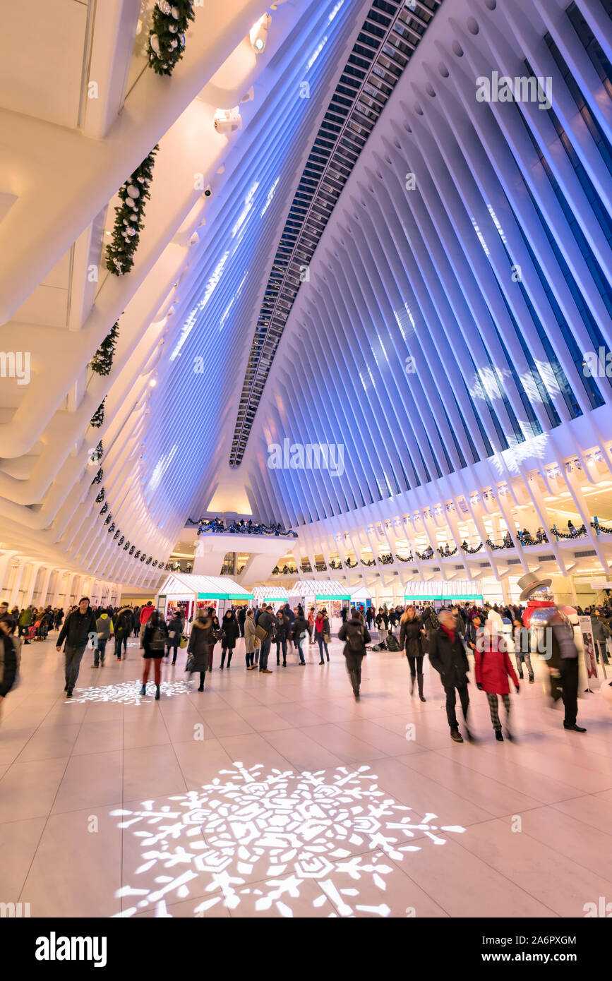 Die Oculus Innenraum mit Weihnachtsschmuck im Winter. Westfield World Trade Center, Manhattan, Financial District, New York City, NY, USA Stockfoto