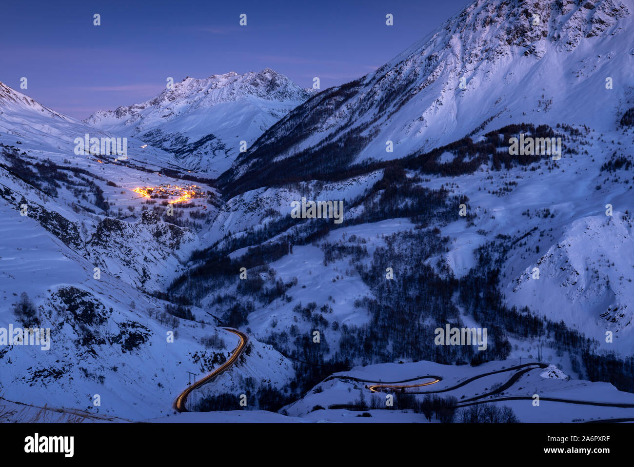 Alpine Nachleuchten auf dem Dorf Villar-d'Arene im Winter (Nationalpark Ecrins). Romanche-tal, Hautes-Alpes (05), Alpen, Frankreich Stockfoto
