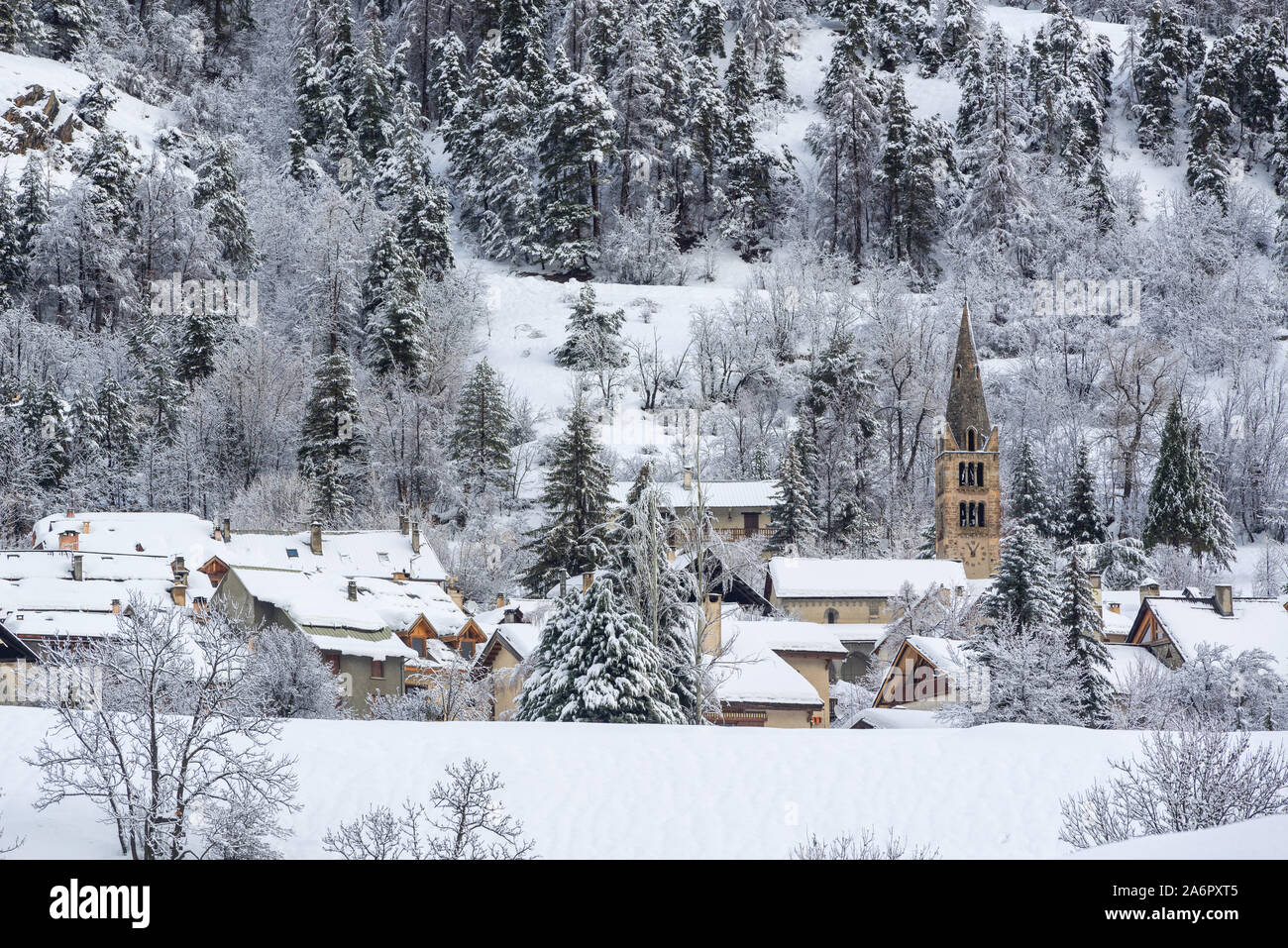 Dorf La-Salle-les-Alpes mit frischem Schnee im Winter. Serre Chevalier, Alpes-de-Haute-Provence (05), Alpen, Frankreich Stockfoto