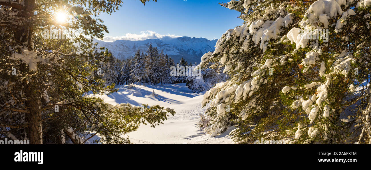 Winter Panorama auf die Berge von faraut Saint-Michel-de-Chaillol. Champsaur, Hautes-Alpes, Französische Alpen, Frankreich Stockfoto