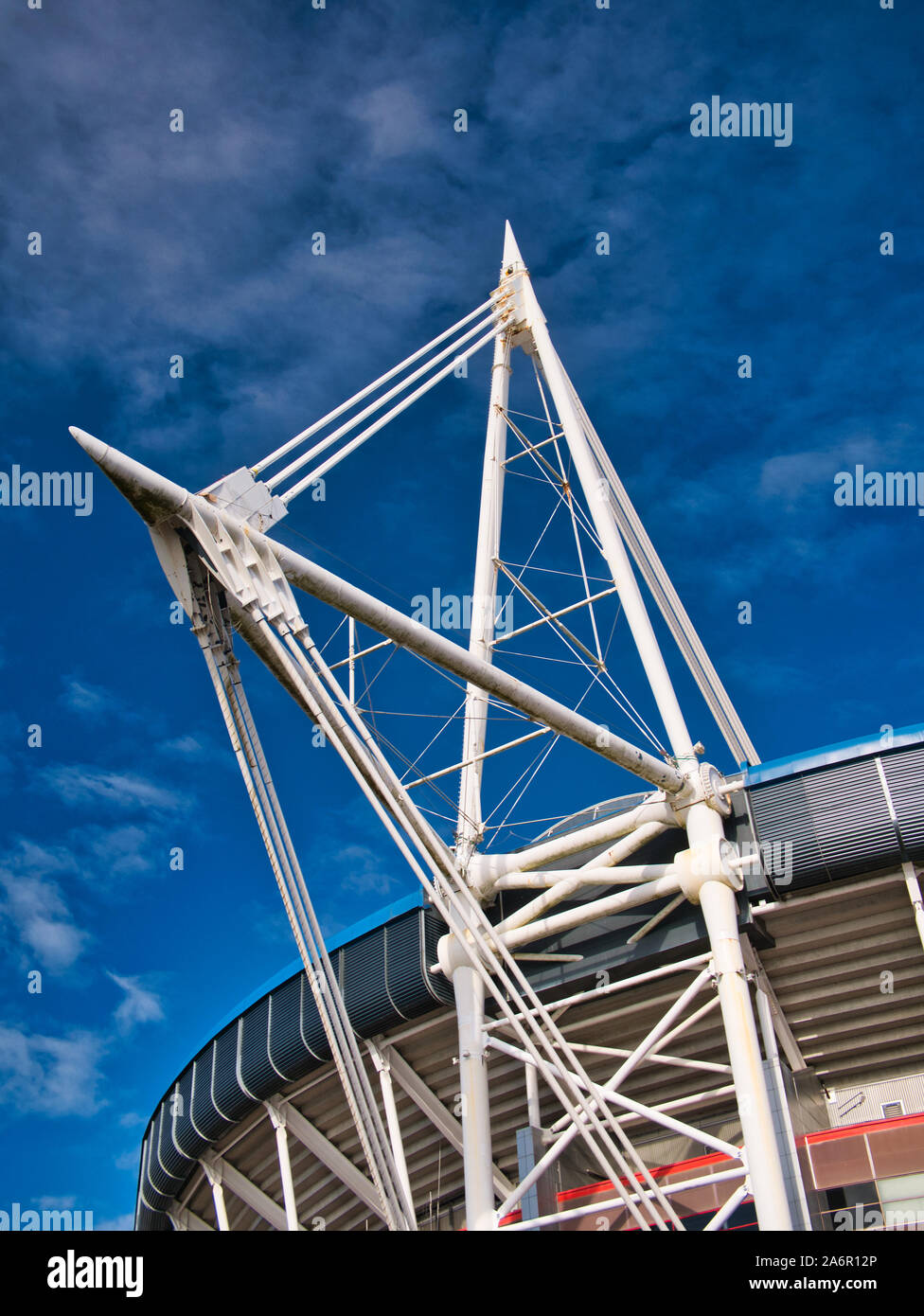 Eine der vier weiße Schrägseilbrücke truss Masten auf dem Cardiff Millennium/Fürstentum Stadion - die vier Masten sind 94 m hoch - in Cardiff, Wales, Großbritannien Stockfoto
