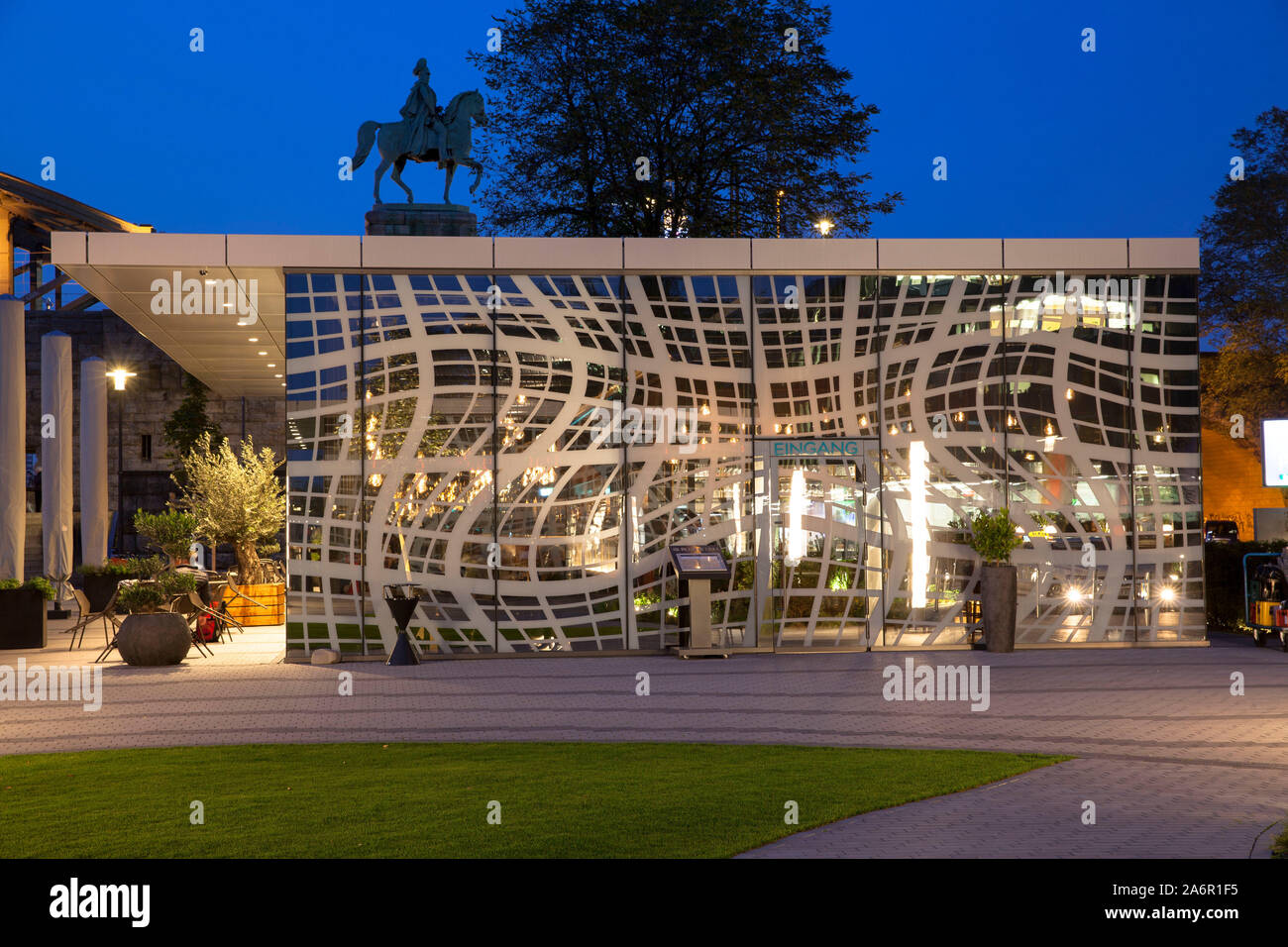 Das Restaurant Grissini vor dem Hotel Hyatt Regency am Ufer des Rheins im Stadtteil Deutz, Reiterstandbild am Hohenzolle Stockfoto