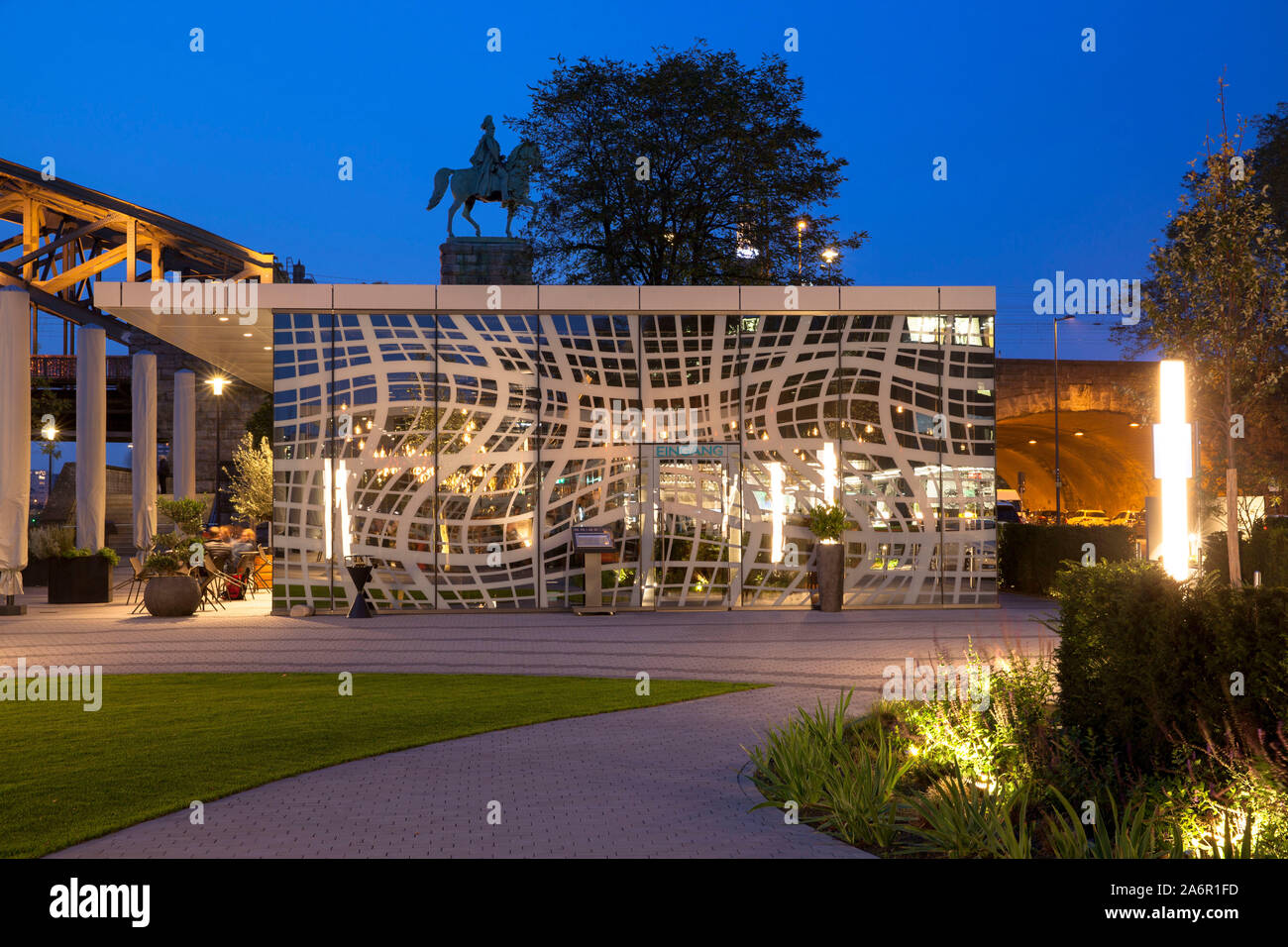 Das Restaurant Grissini vor dem Hotel Hyatt Regency am Ufer des Rheins im Stadtteil Deutz, Reiterstandbild am Hohenzolle Stockfoto