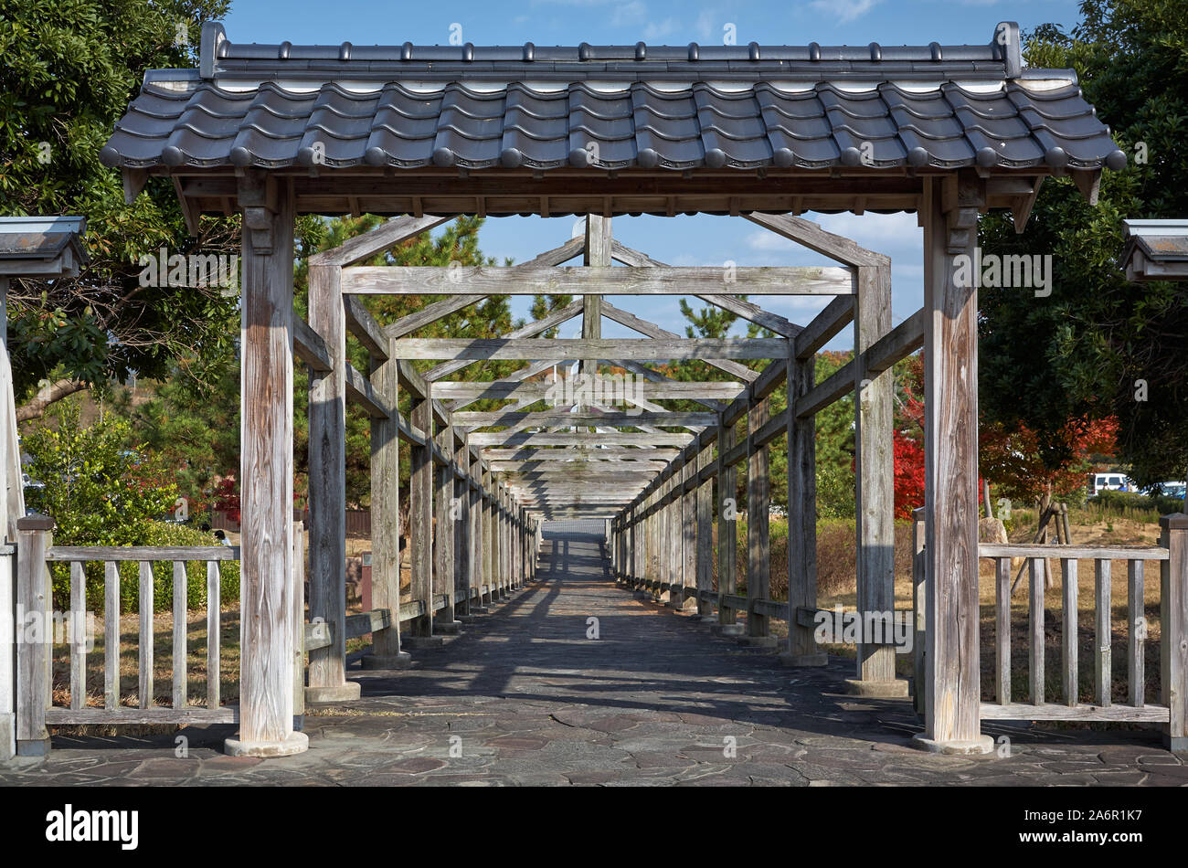Hölzerne Gartenlaube Pavillon im Japanischen Garten. Japan Stockfoto