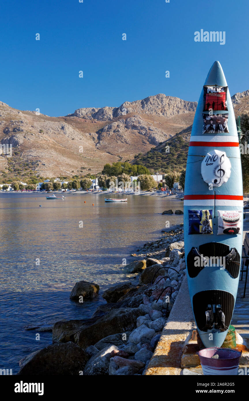 Dekoriert Surfbrett aus der INW Cafe Bar mit Livadia Bucht und Berge, Tilos, Dodecanese Inseln, südliche Ägäis, Griechenland. Stockfoto