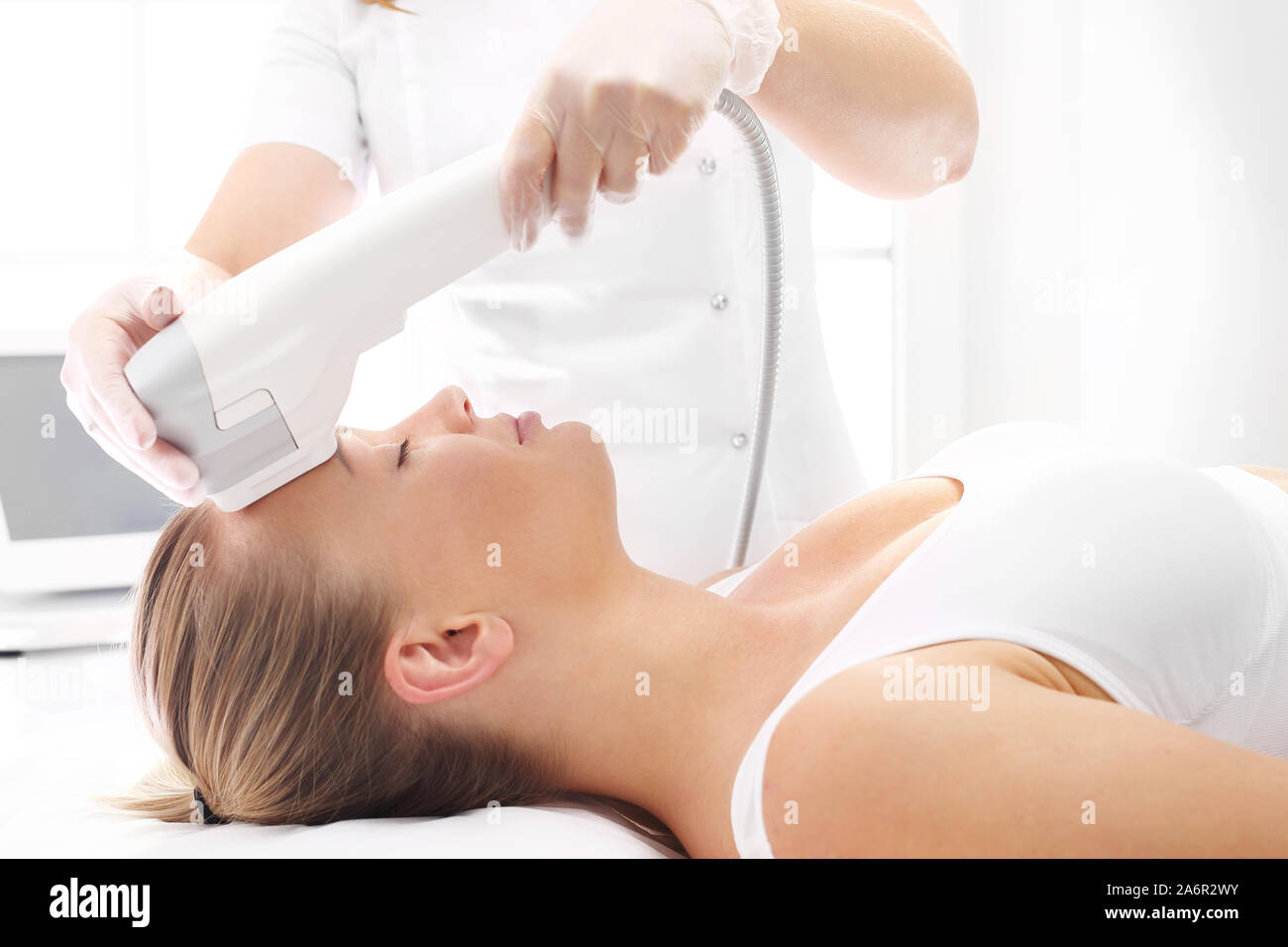 Face Lifting. Eine verjüngende kosmetische Behandlung in der ästhetischen Medizin Klinik. Stockfoto