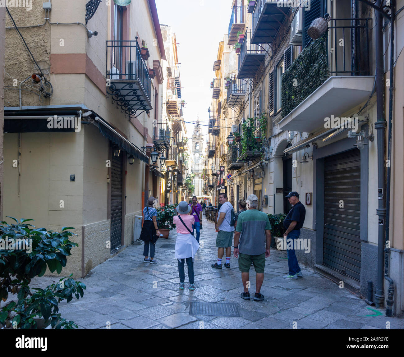 Eine der vielen schönen Seiten Straßen in Palermo. Stockfoto
