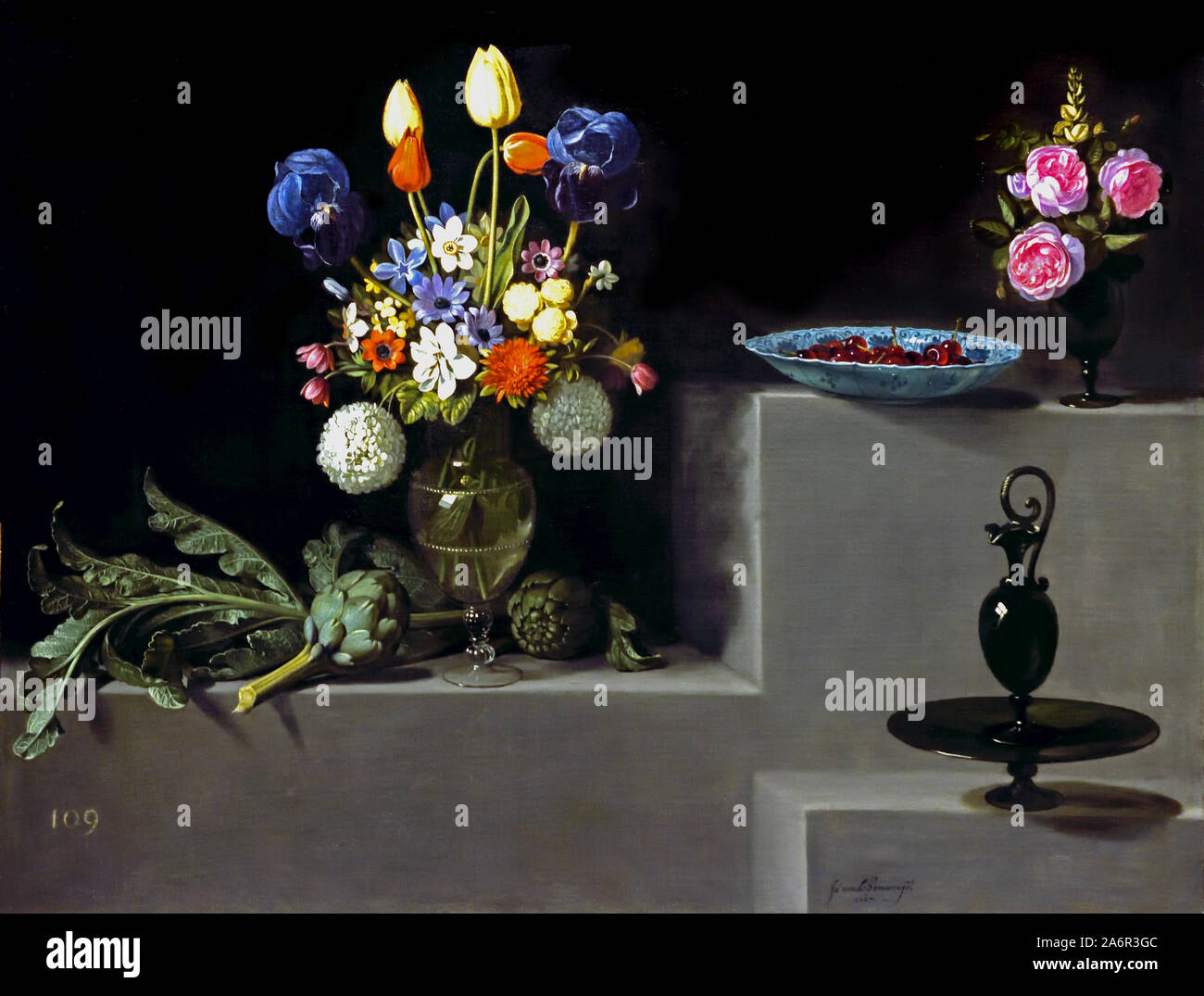 Stillleben mit Artischocken, Vasen, Chinesische Schale mit Sauerkirschen und venezianischen Glas" (1627) von Juan van der Hamen y Gómez de León (1596 - 1631) war ein spanischer Maler, ein Meister der Stillleben, auch als bodegones. Spanien. Stockfoto