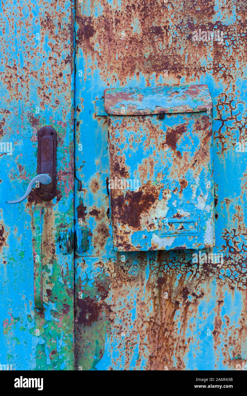 Eine blaue Tür mit einem blauen mail box Stockfoto